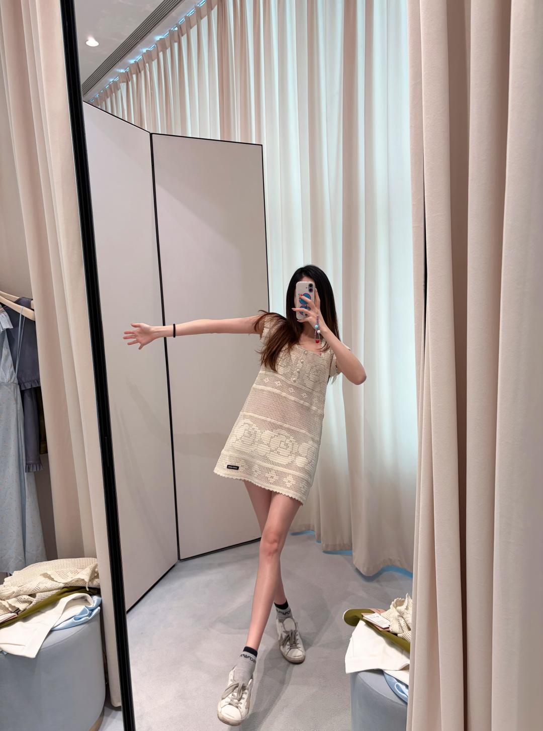 미우미우(MIU MIU) 펀칭 니트 슬리브리스 원피스 의류