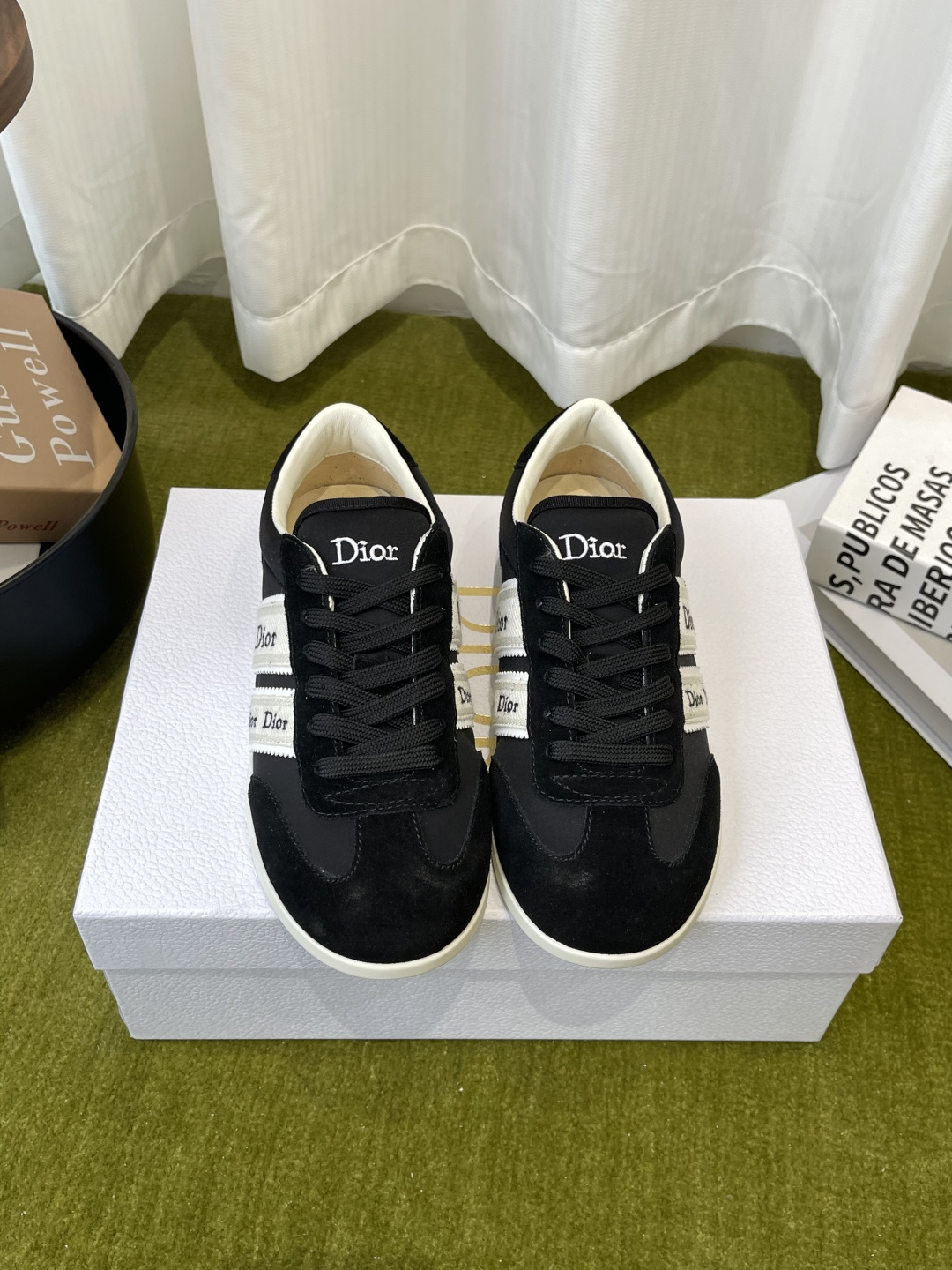 디올(DIOR) 리본 레터링 스웨이드 독일군 스니커즈 신발