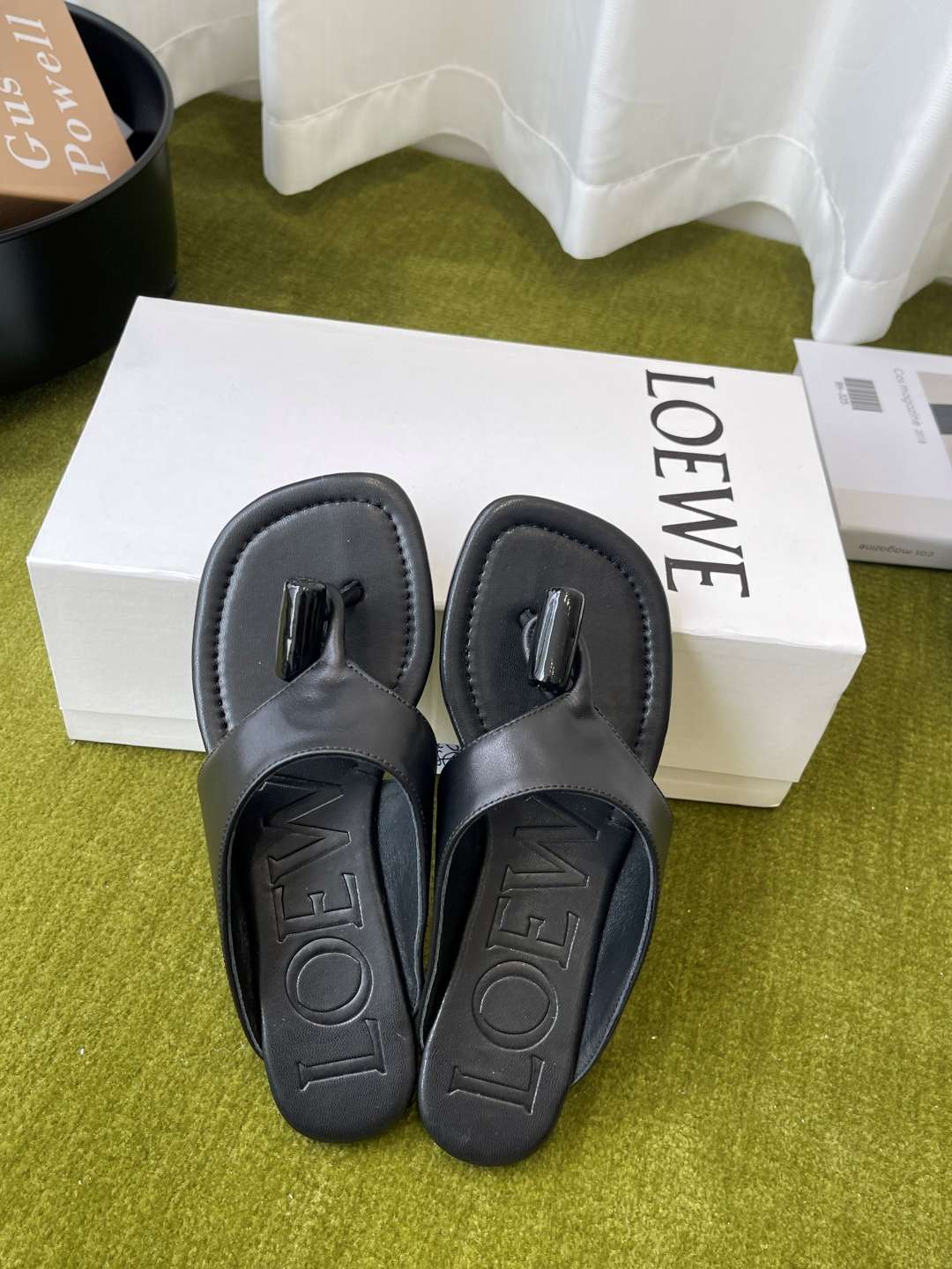 로에베(LOEWE) 토글 장식 토포스트 쪼리 스리퍼 신발
