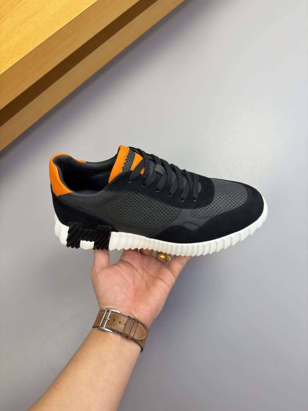[Hermes] 에르메스 타공 나파 레더 스니커즈 신발