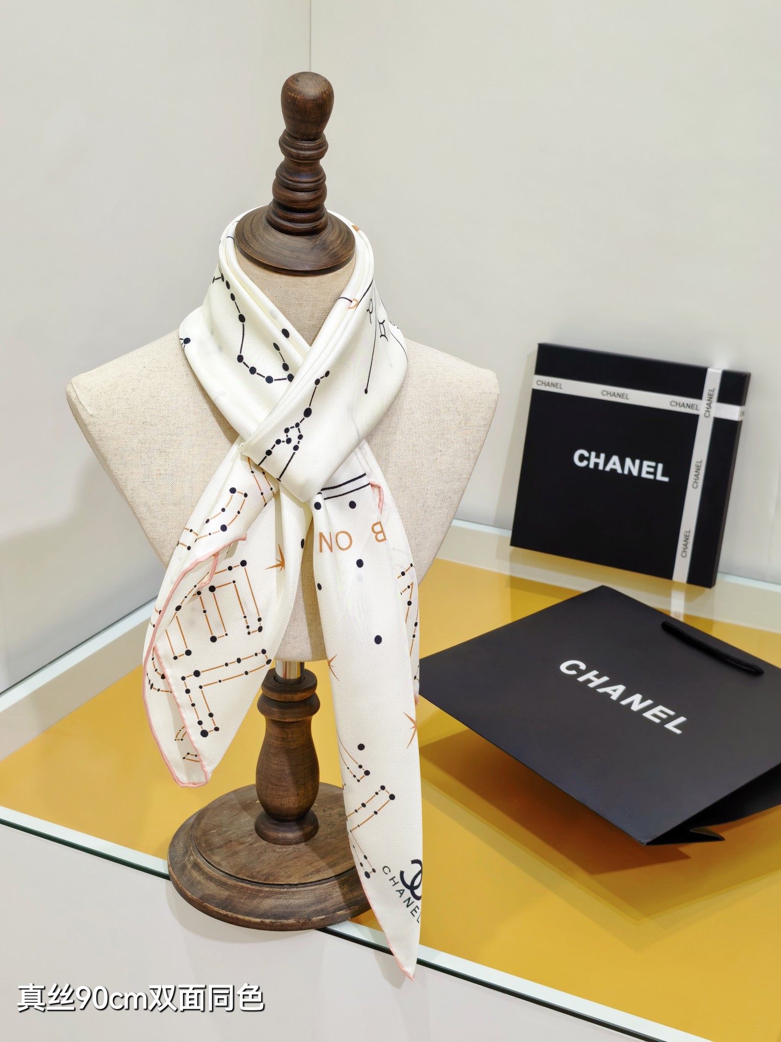 샤넬(CHANEL) 조디악 레터링 실크 목도리 스카프