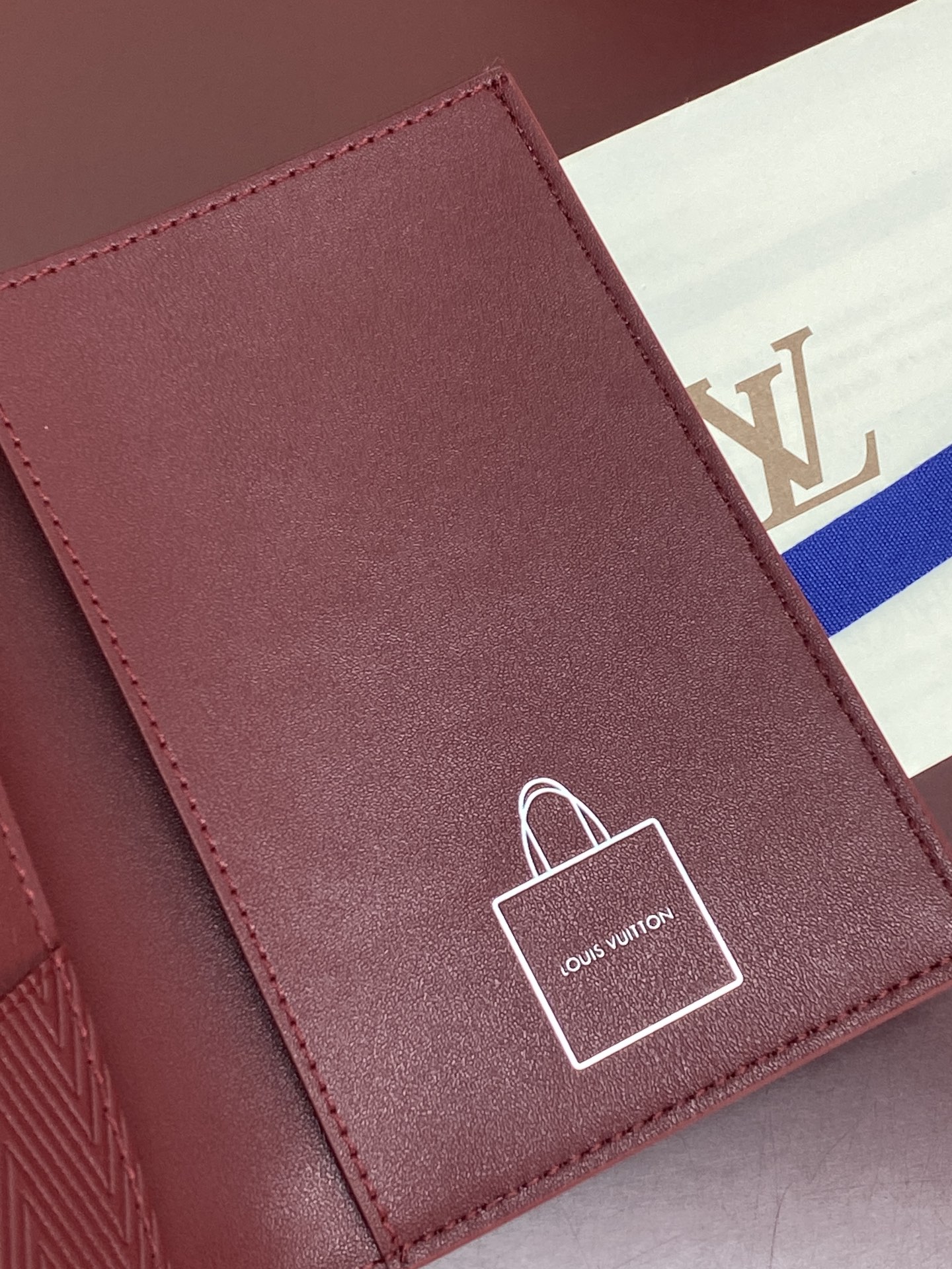 [Louis Vuitton] LV Packaging 루이비통 쇼퍼백 모티브 패스포트 홀더 지갑 M2A444