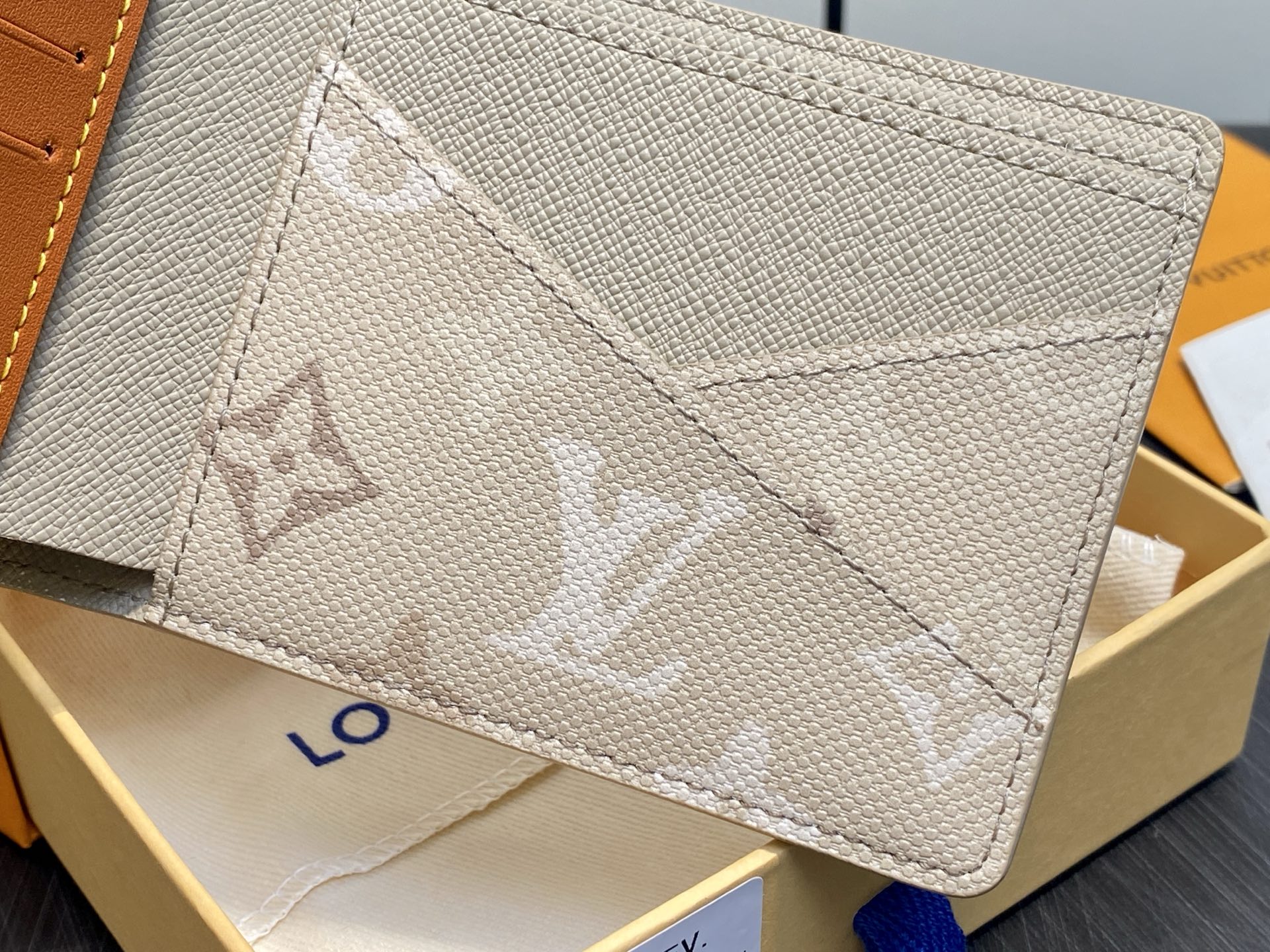 [Louis Vuitton] LV 루이비통 모노그램 서플러스 멀티플 월릿 (에이프리콧 그레이) 지갑