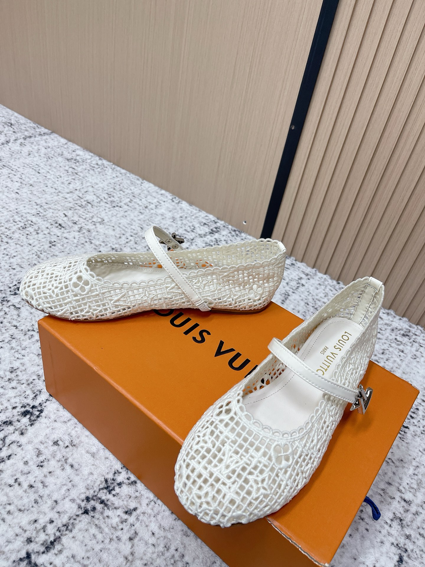 루이비통(LV) 레이스 메리제인 플랫슈즈 신발