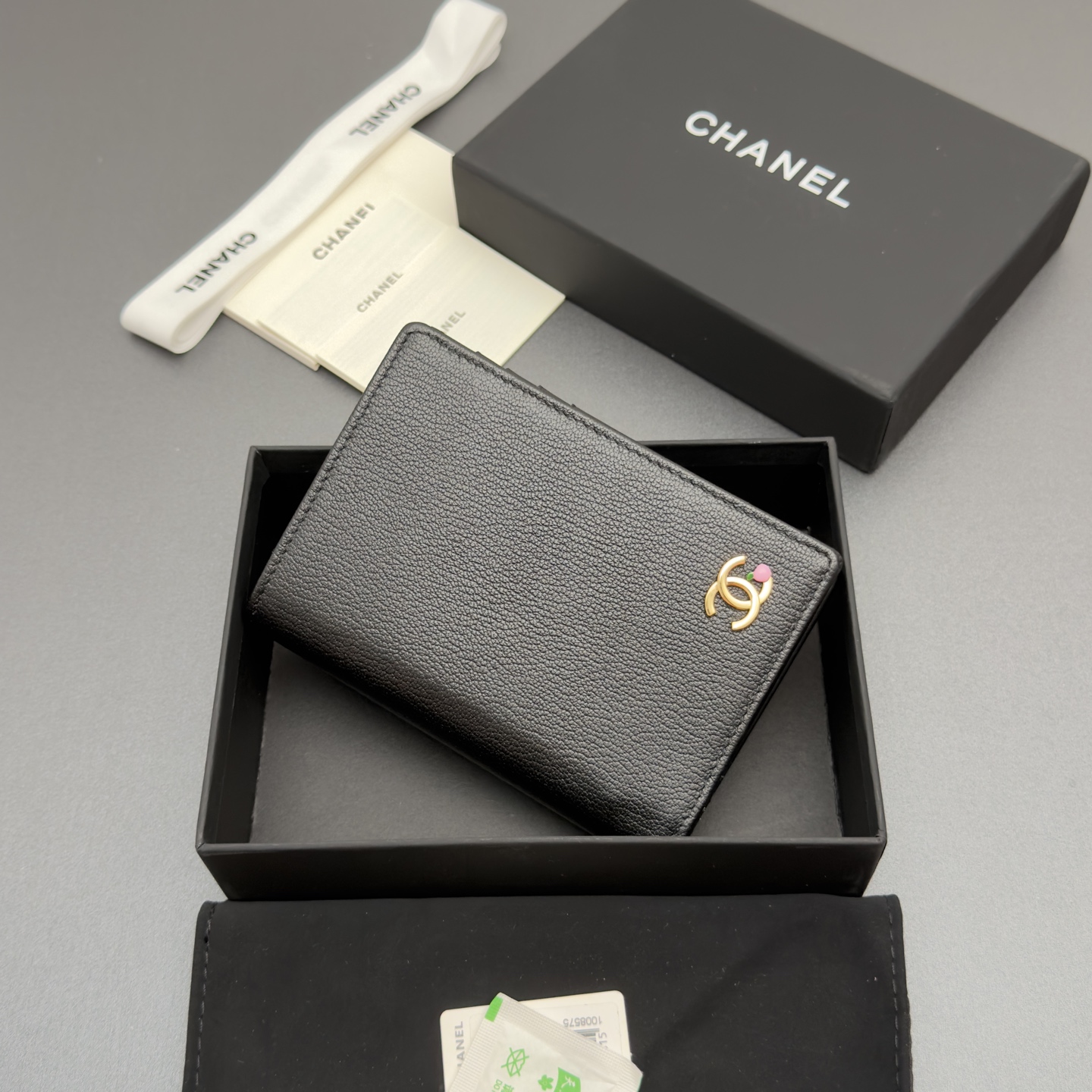 [Chanel] 샤넬 메탈 로고 지퍼 여권/멀티 지갑