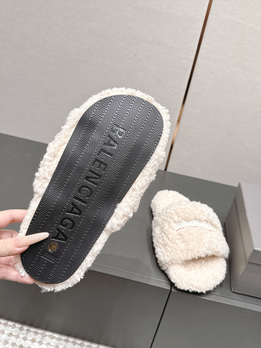 발렌시아가(BALENCIAGA) 퍼 플랫폼 슬리퍼 신발