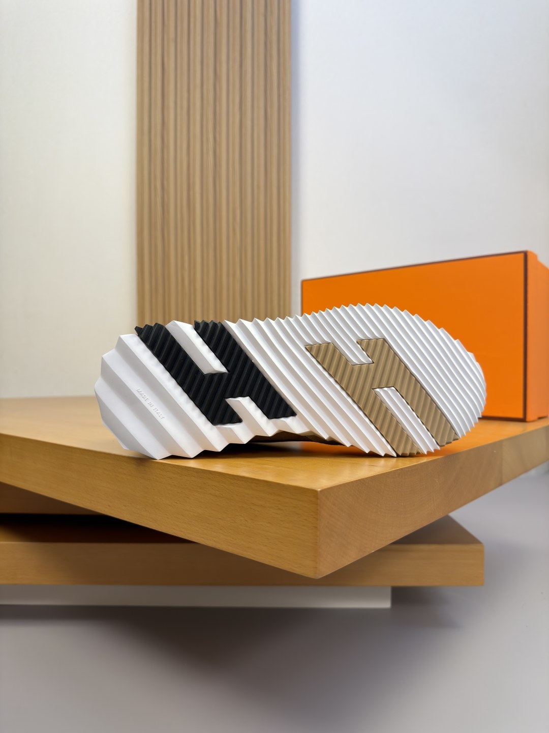 [Hermes] 에르메스 타공 나파 레더 스니커즈 신발