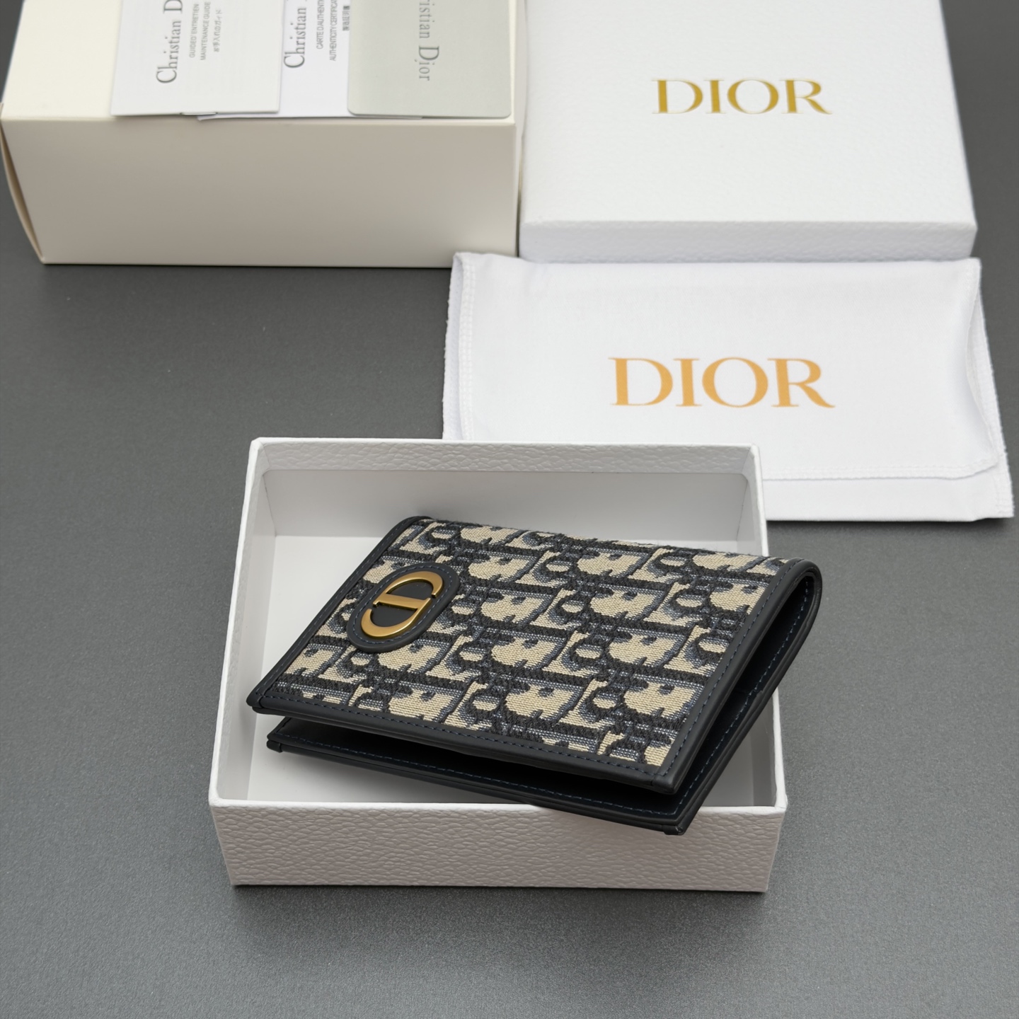 [Dior] 디올 30 Montaigne 몽테인 블루 오블리크 패스포트 홀더 지갑
