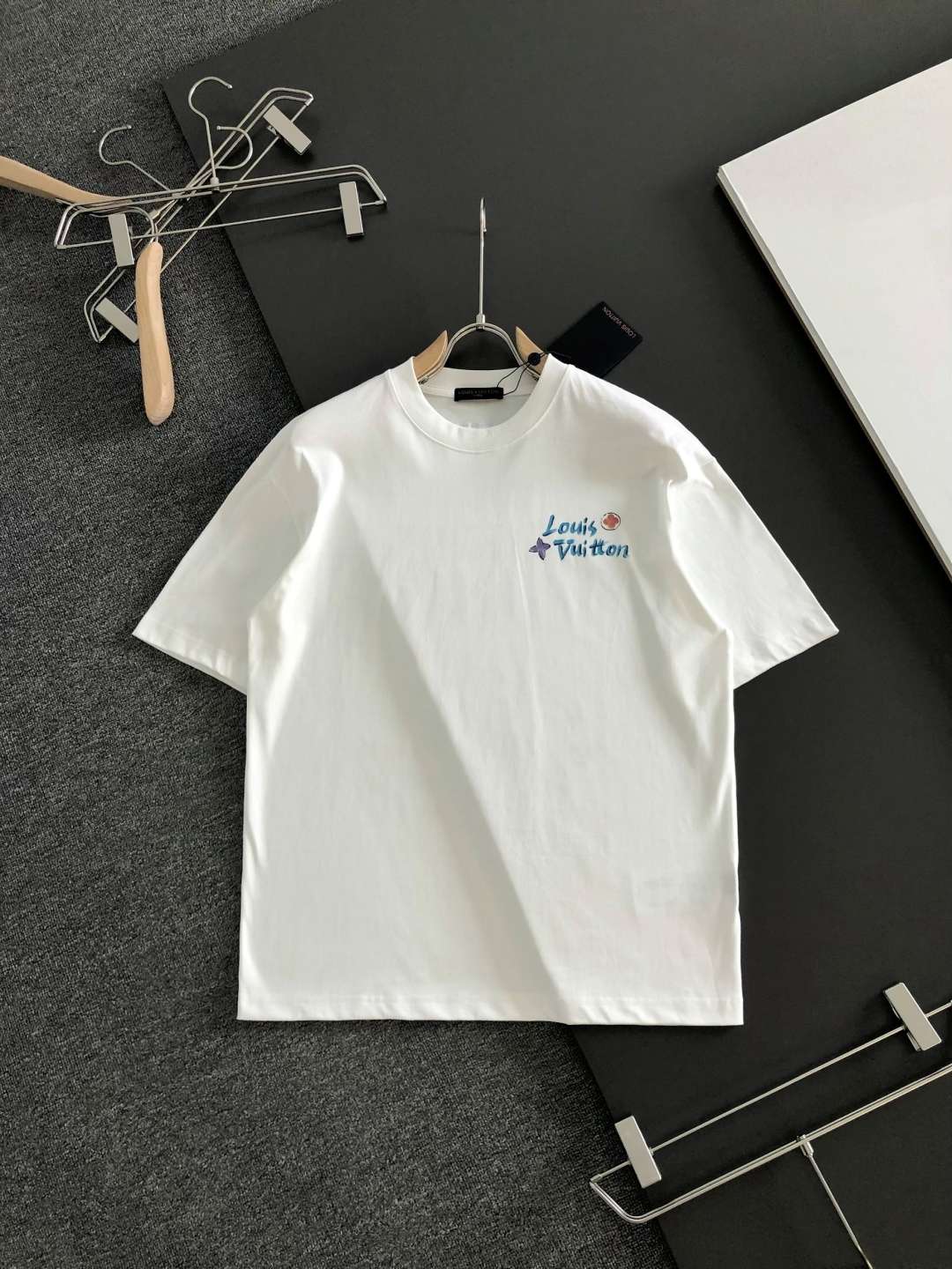 루이비통(LV) 핸드드로잉 캐릭터 반팔 티셔츠 상의 의류