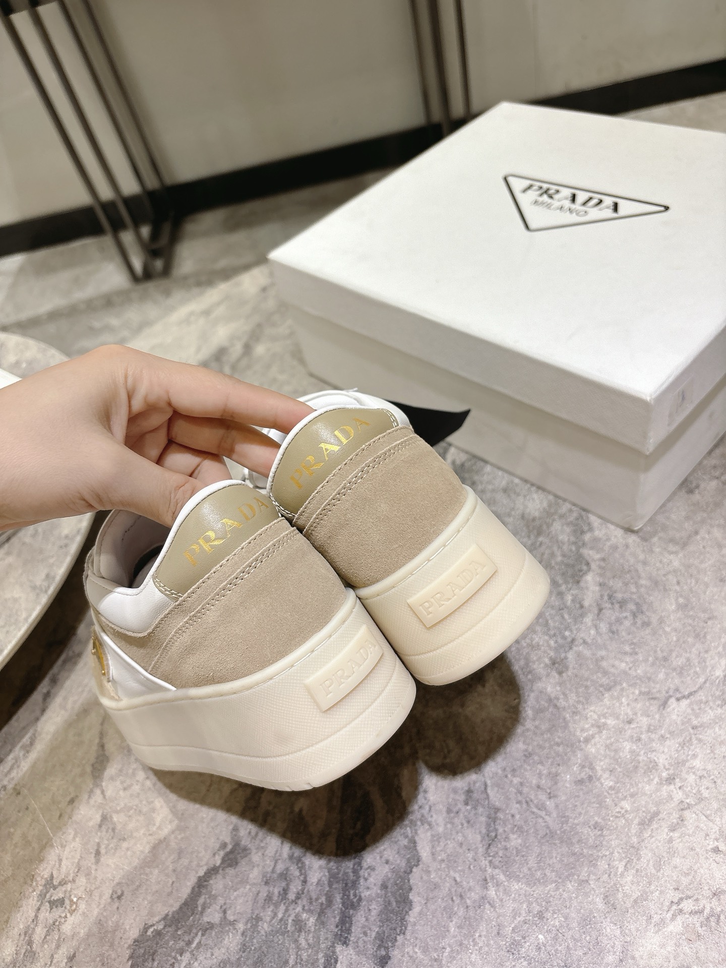 프라다(PRADA) 삼각 로고 플랫폼 스니커즈 신발