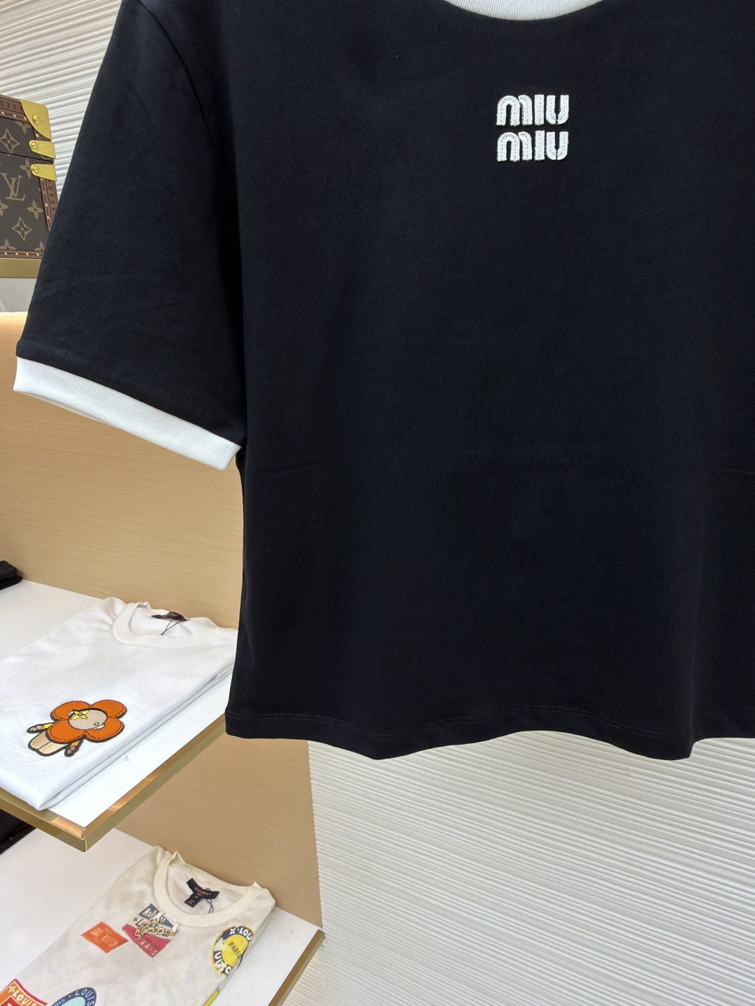 미우미우(MIU MIU) 로고 아플리케 배색 반팔 티셔츠 상의 의류