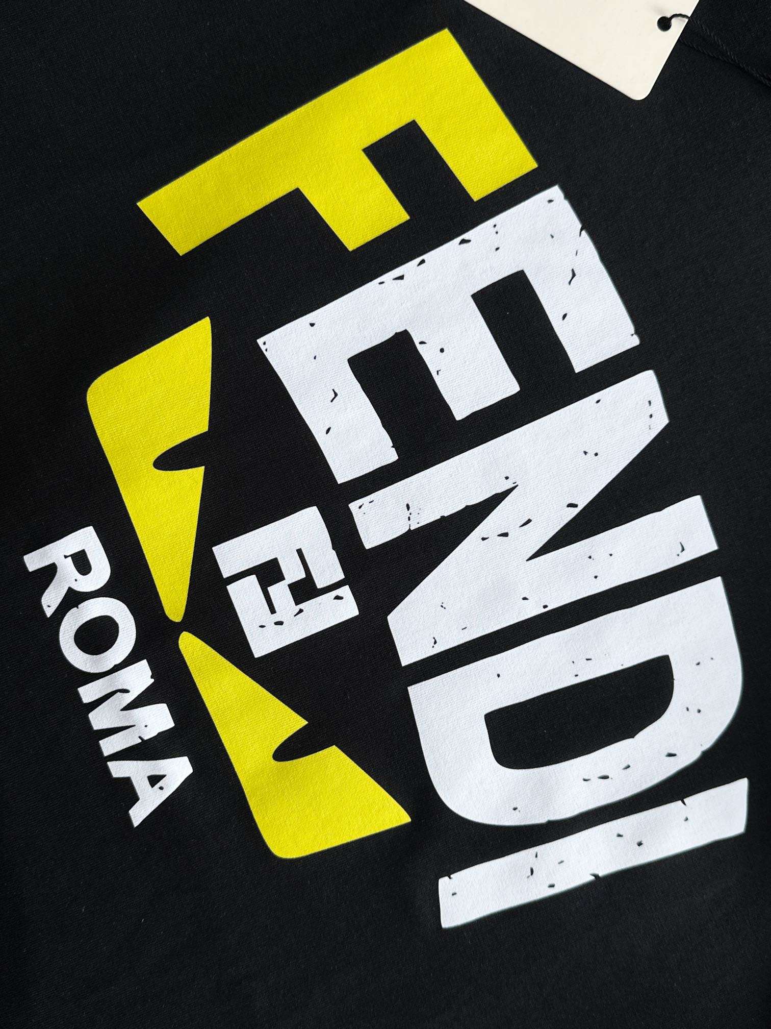 펜디(FENDI) 로고 그래픽 프린트 반팔 티셔츠 상의 의류