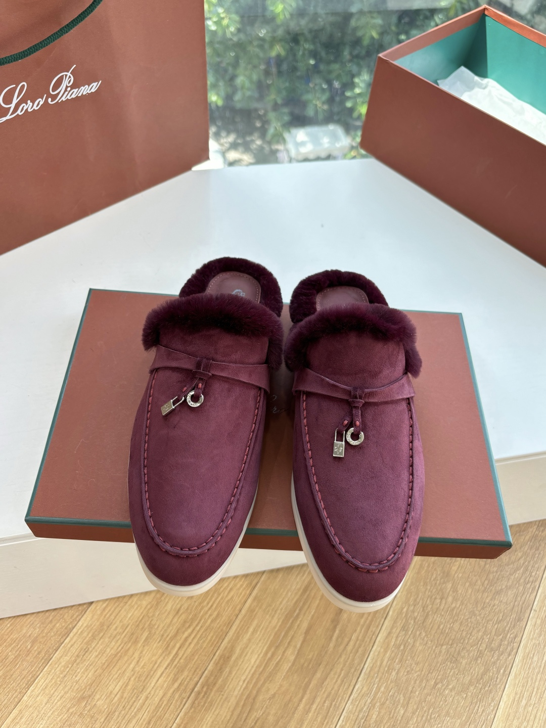 로로피아나(Loro Piana) 커플 퍼 트리밍 스웨이드 뮬 슬리퍼 신발