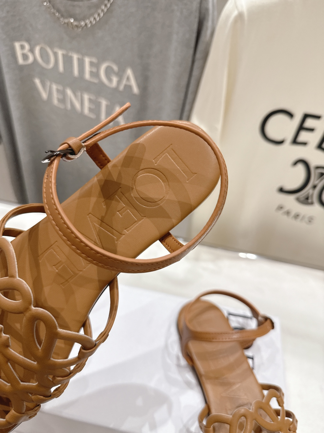 로에베(LOEWE) 아나그램 스트랩 플랫 샌들 신발