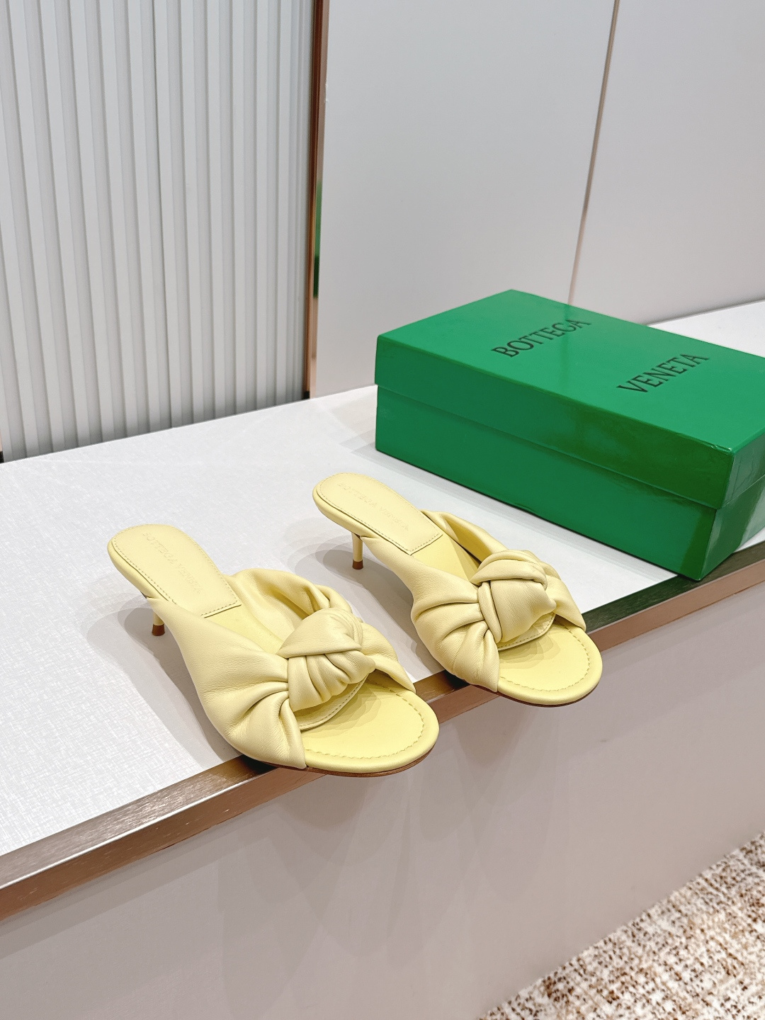 보테가 베네타(BOTTEGA VENETA) 체리 트위스트 뮬 힐 신발