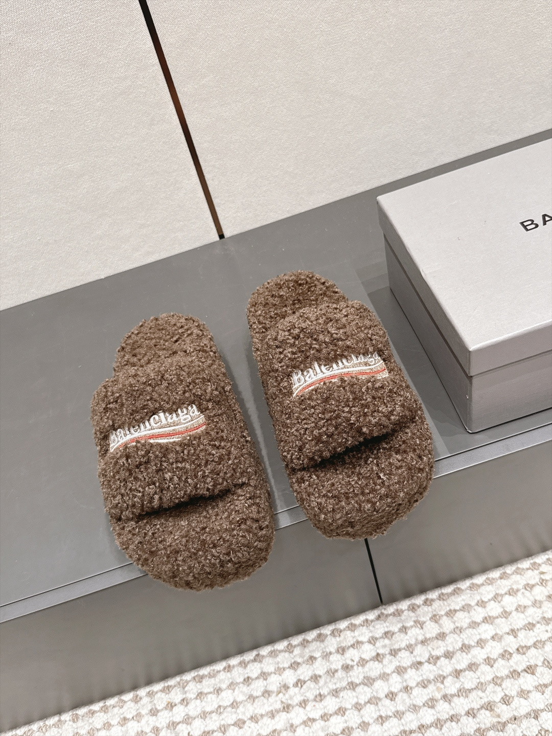 발렌시아가(BALENCIAGA) 퍼 플랫폼 슬리퍼 신발