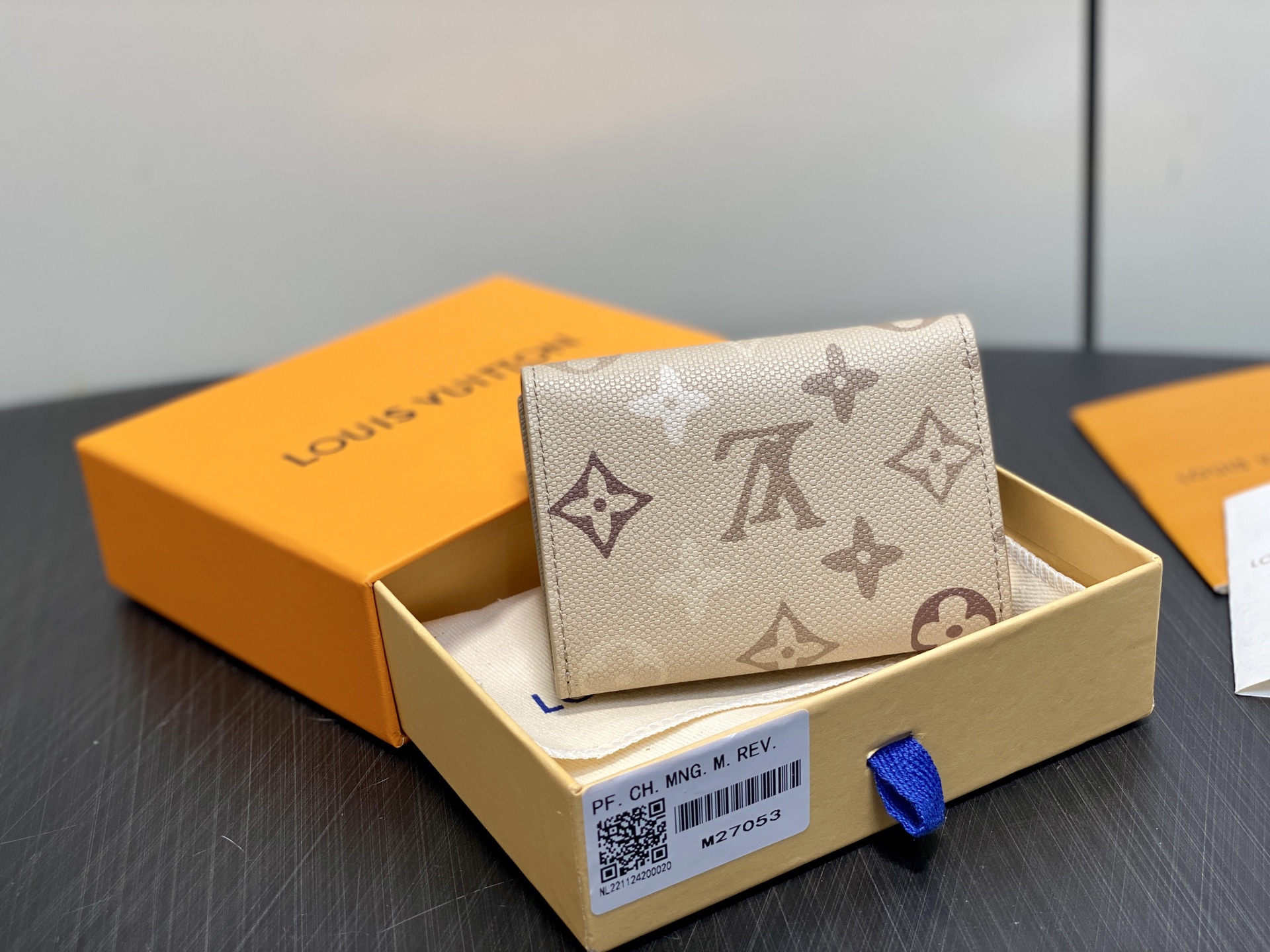 [Louis Vuitton] LV 루이비통 모노그램 서플러스 앙벨롭 카르트 드 비지트 (에이프리콧 그레이) 지갑