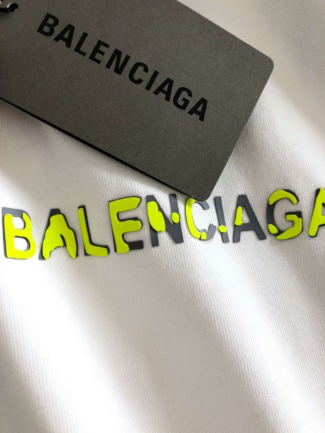 발렌시아가(BALENCIAGA) 그래픽 프린트 반팔 티셔츠 상의 의류