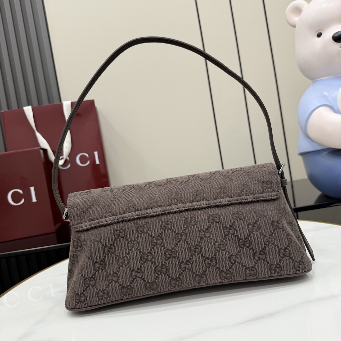 [Gucci] 구찌 (Generation) GG 캔버스 플랩 숄더백 (다크 브라운) 가방