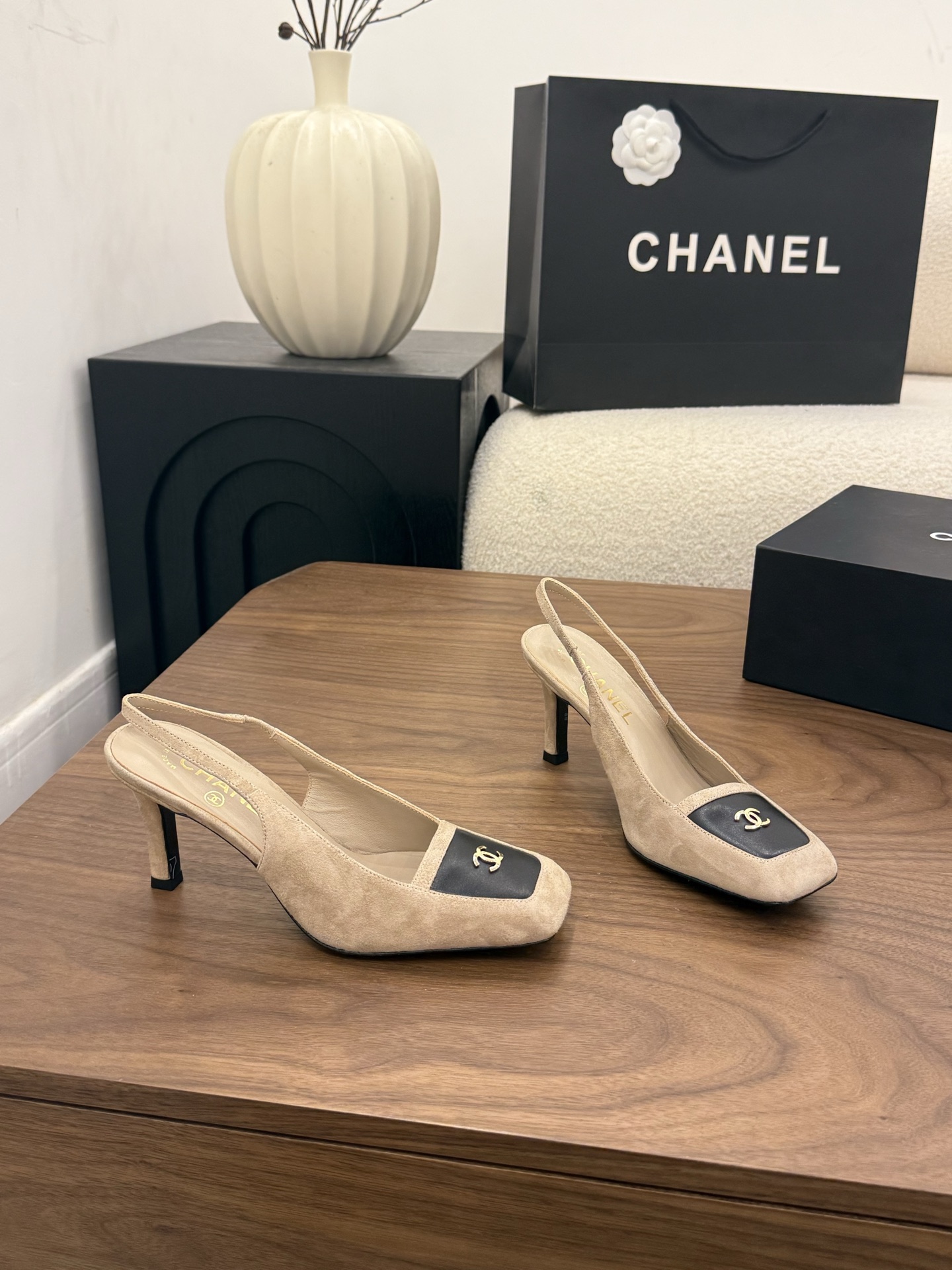 샤넬(CHANEL) 배색 스퀘어토 슬링백 힐 신발