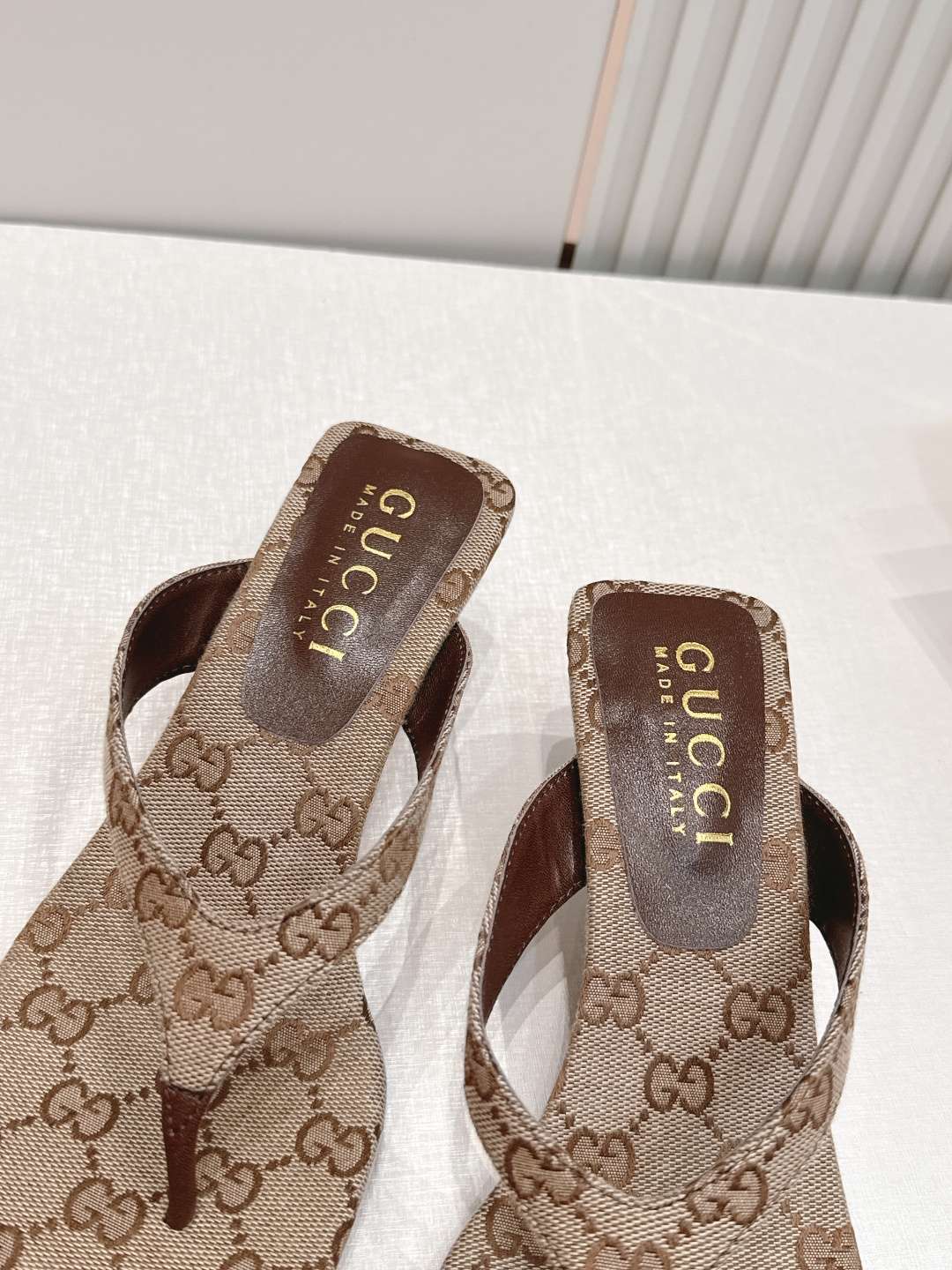 구찌(GUCCI) 모노그램 토포스트 미들힐 신발