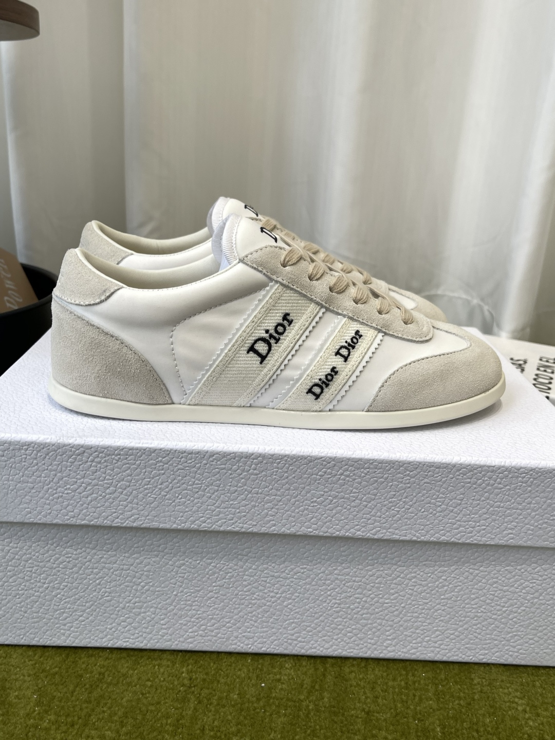 디올(DIOR) 리본 레터링 스웨이드 독일군 스니커즈 신발