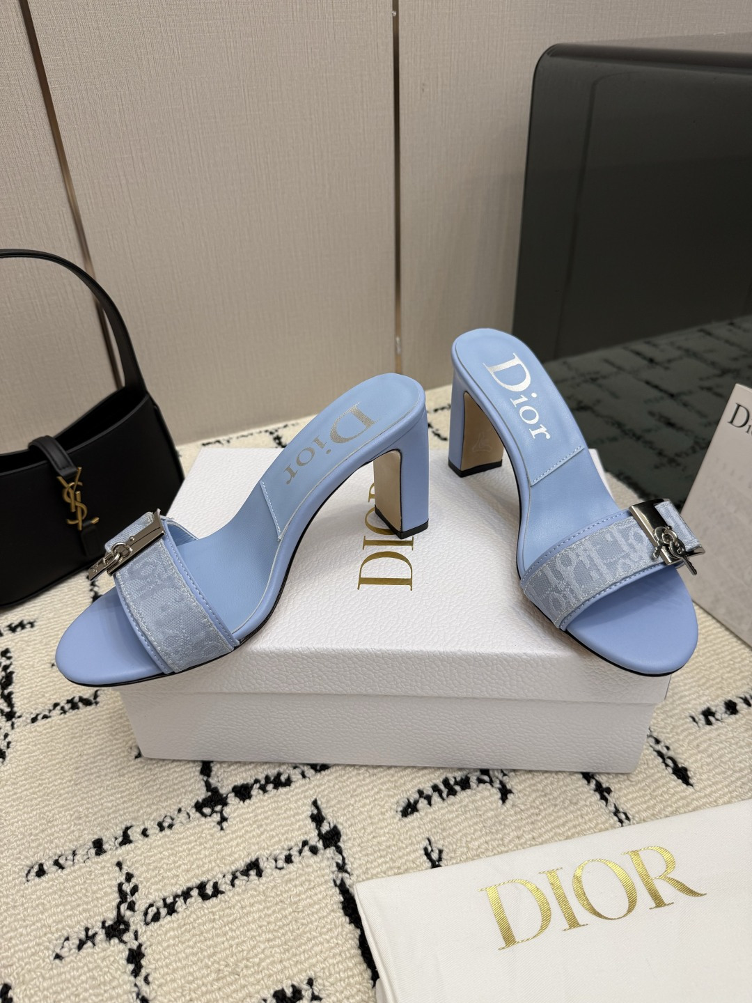 디올(DIOR) 로고 버클 뮬 힐 샌들 신발