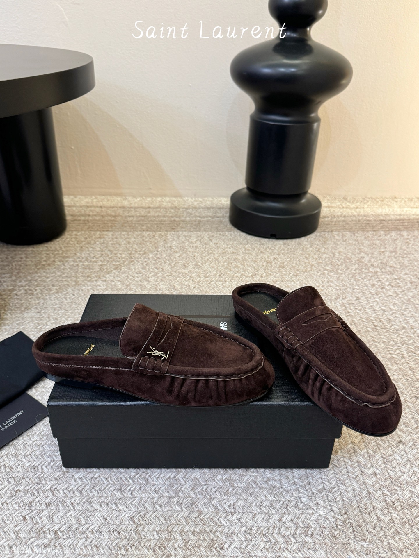 생로랑(SAINT LAURENT) 스웨이드 페니 백리스 로퍼 신발