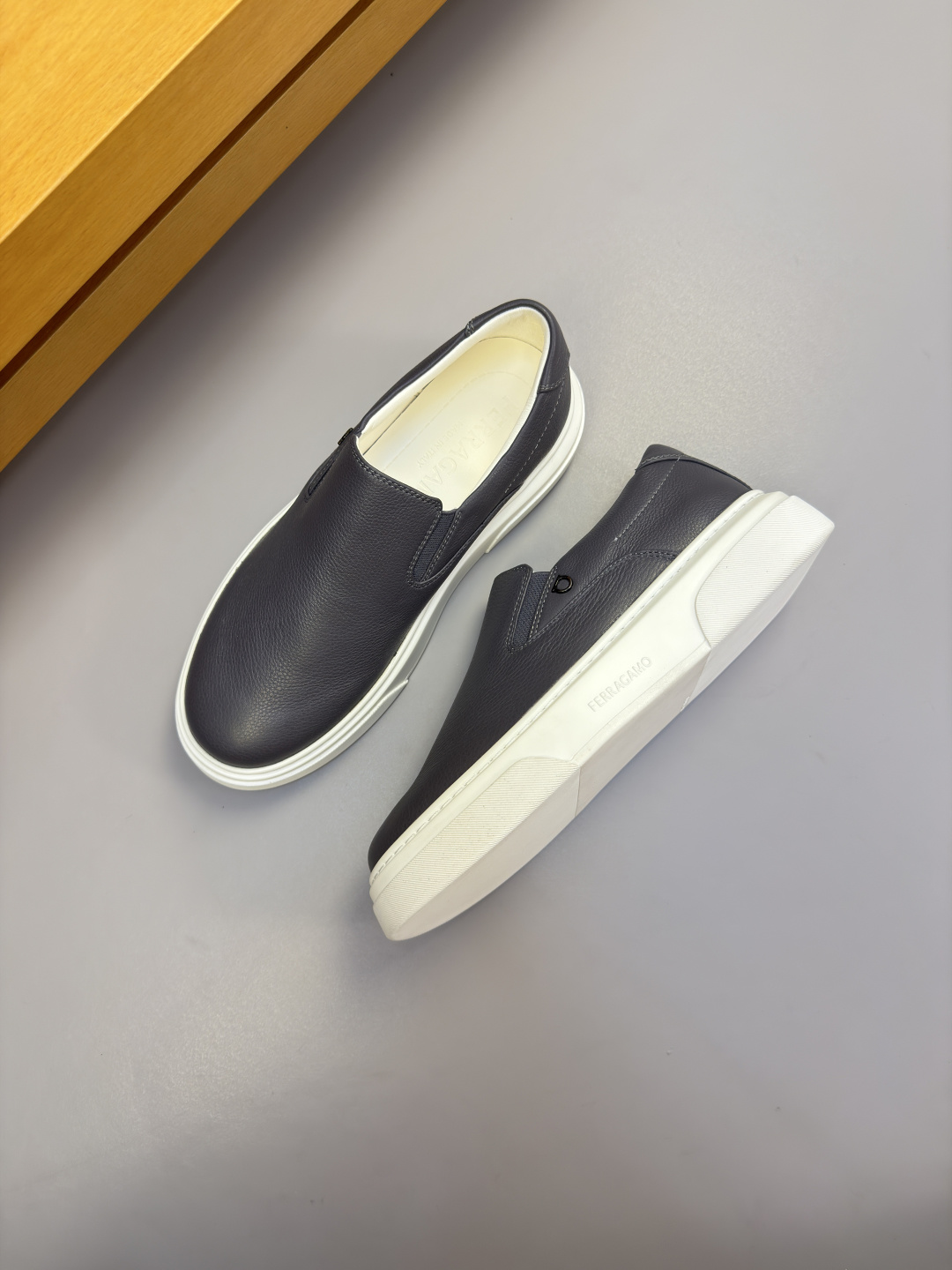 [Salvatore Ferragamo] 페라가모 프리미엄 슈링크 레더 미니멀 슬립온 스니커즈 신발