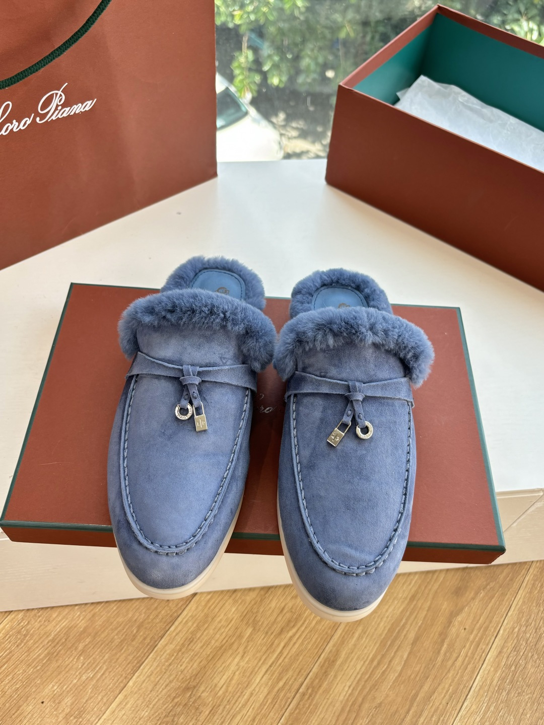 로로피아나(Loro Piana) 커플 퍼 트리밍 스웨이드 뮬 슬리퍼 신발