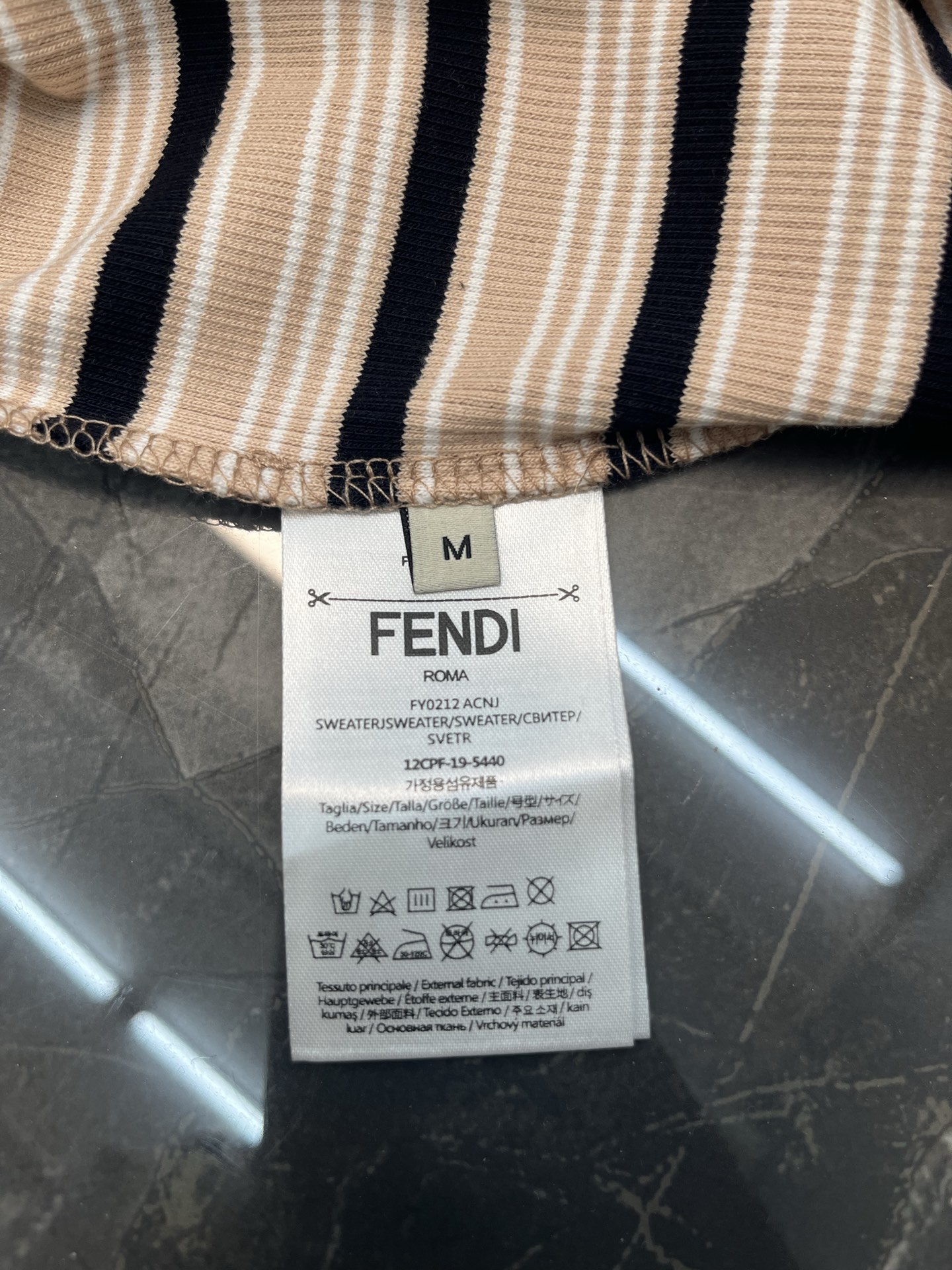 펜디(FENDI) 레더 패치 스트라이프 크롭 티셔츠 상의 의류