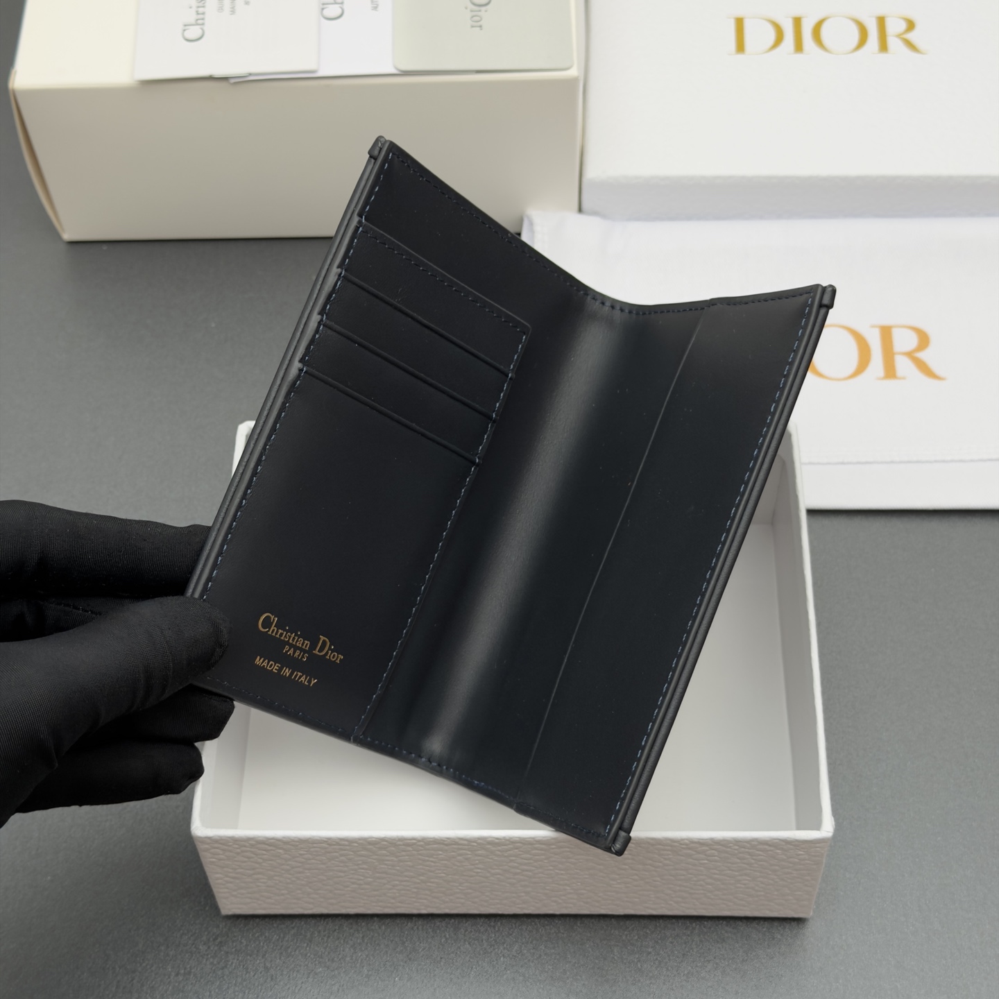 [Dior] 디올 30 Montaigne 몽테인 블루 오블리크 패스포트 홀더 지갑