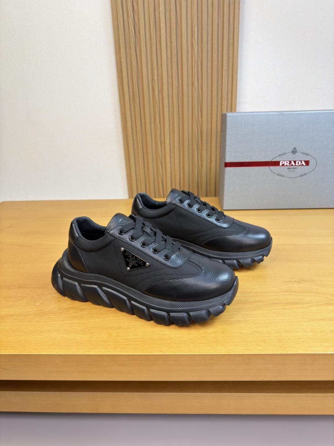 PRADA 프라다 리치 소가죽 & 캔버스 스니커즈 신발