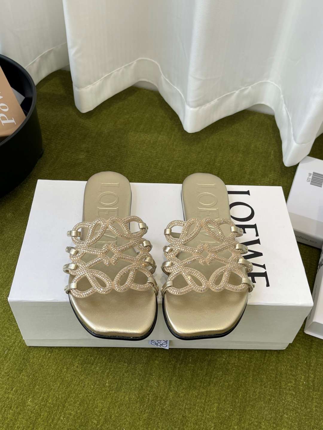 로에베(LOEWE) 라인스톤 스퀘어토 플랫 슬리퍼 신발