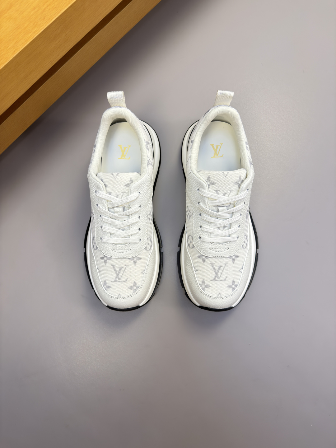 [Louis Vuitton] LV 루이비통 프리미엄 슈링크 & 하이글로시 모노그램 콤비 스니커즈 신발