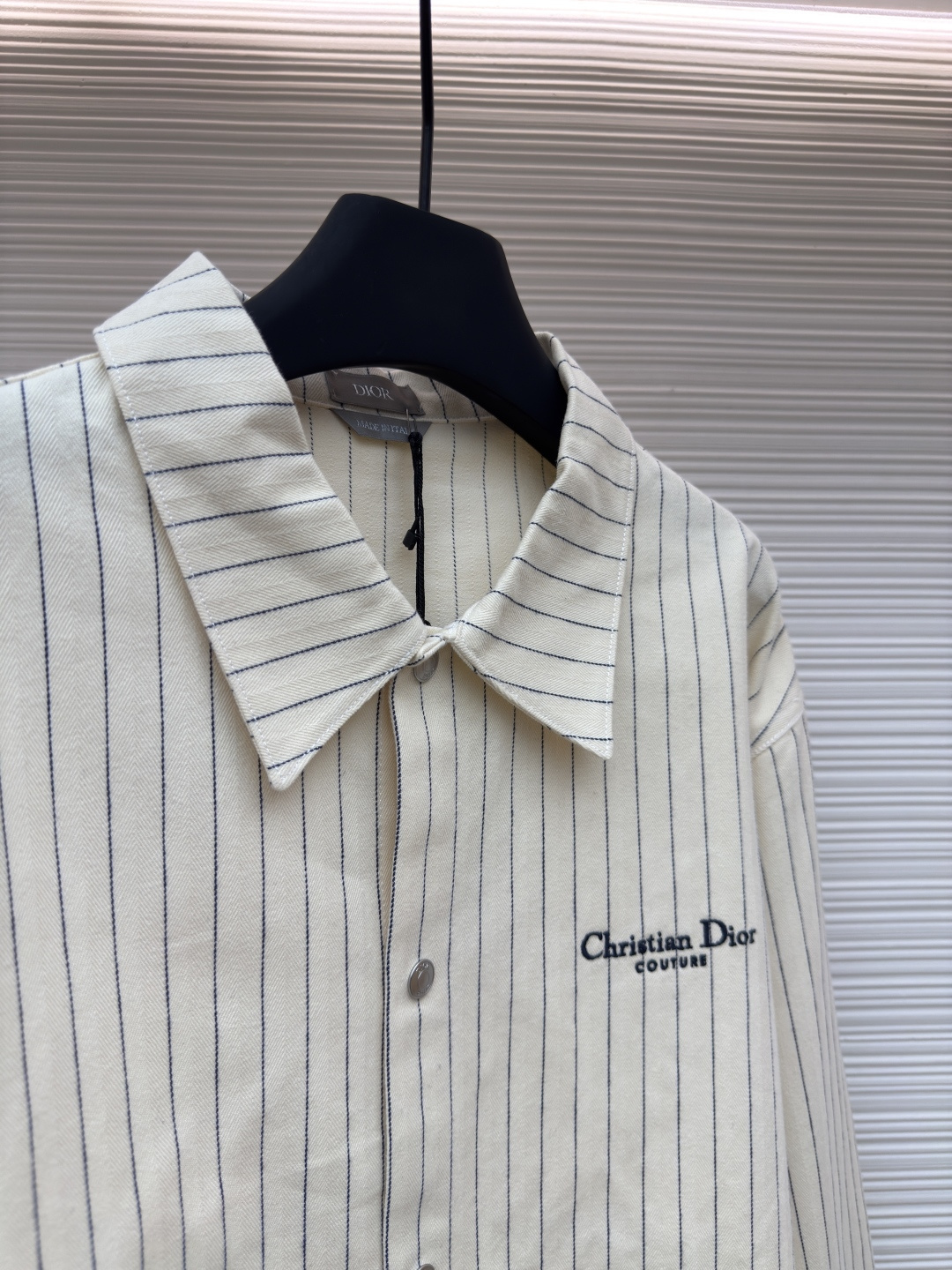 디올(DIOR) 헤링본 스트라이프 로고 자수 셔츠 상의 의류