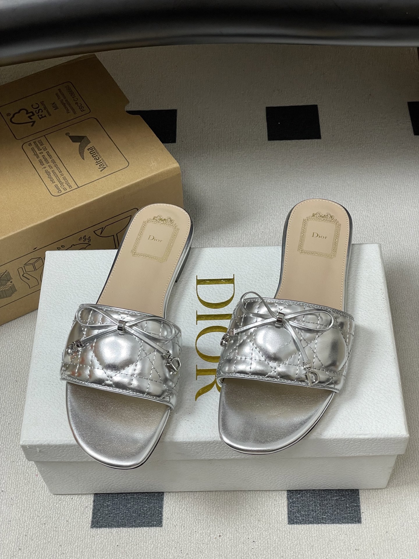 디올(DIOR) 퀼팅 리본 슬리퍼 신발