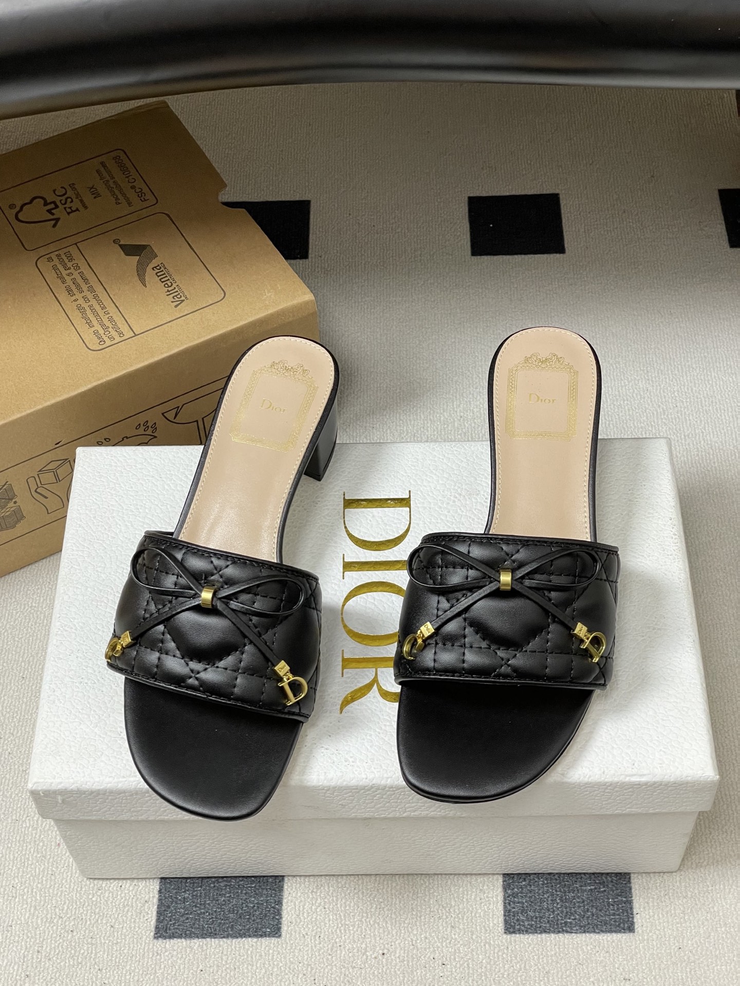 디올(DIOR) 퀼팅 리본 미들굽 슬리퍼 신발