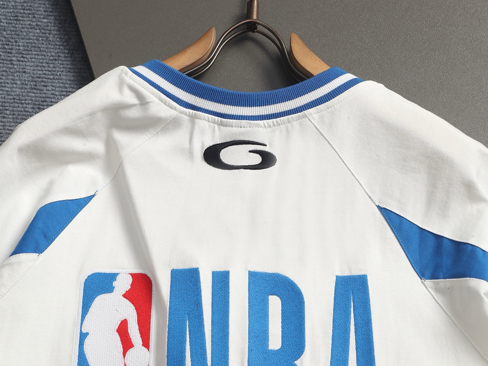 발렌시아가(BALENCIAGA) NBA 콜라보 배색 로고 반팔 티셔츠 상의 의류
