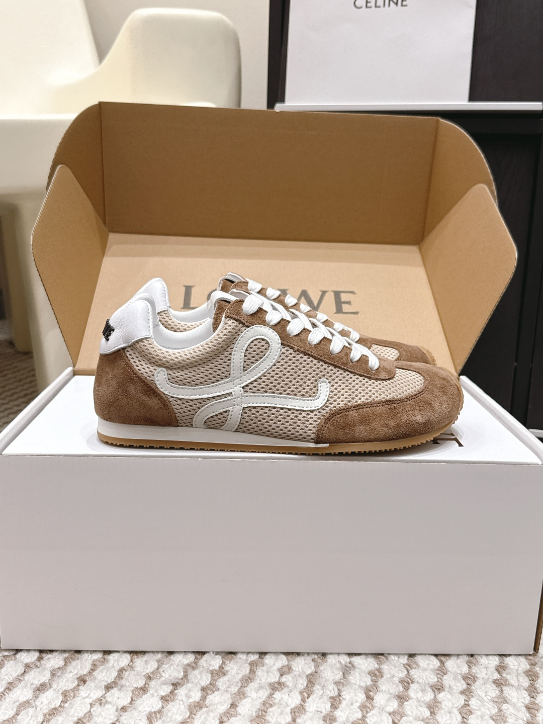 로에베(LOEWE) 스웨이드 메시 러너 스니커즈 신발