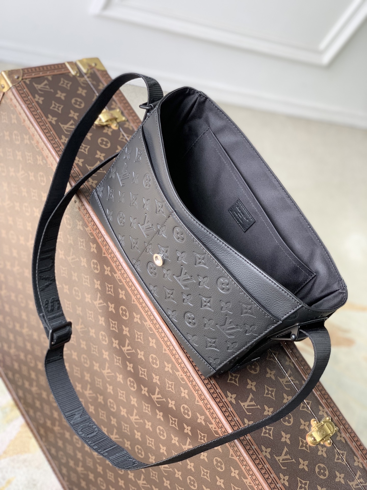 LOUIS VUITTON LV 루이비통 쿠리에 메신저 크로스 백 (모노그램 섀도우 레더) 가방