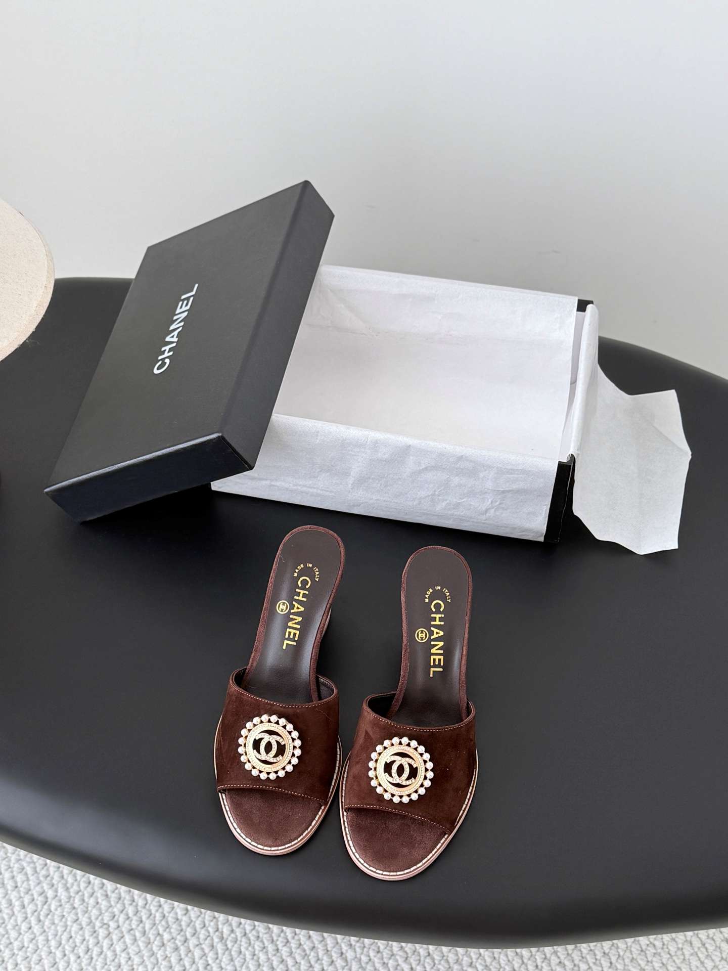 샤넬(CHANEL) 진주 메달 웨지 뮬 샌들 신발