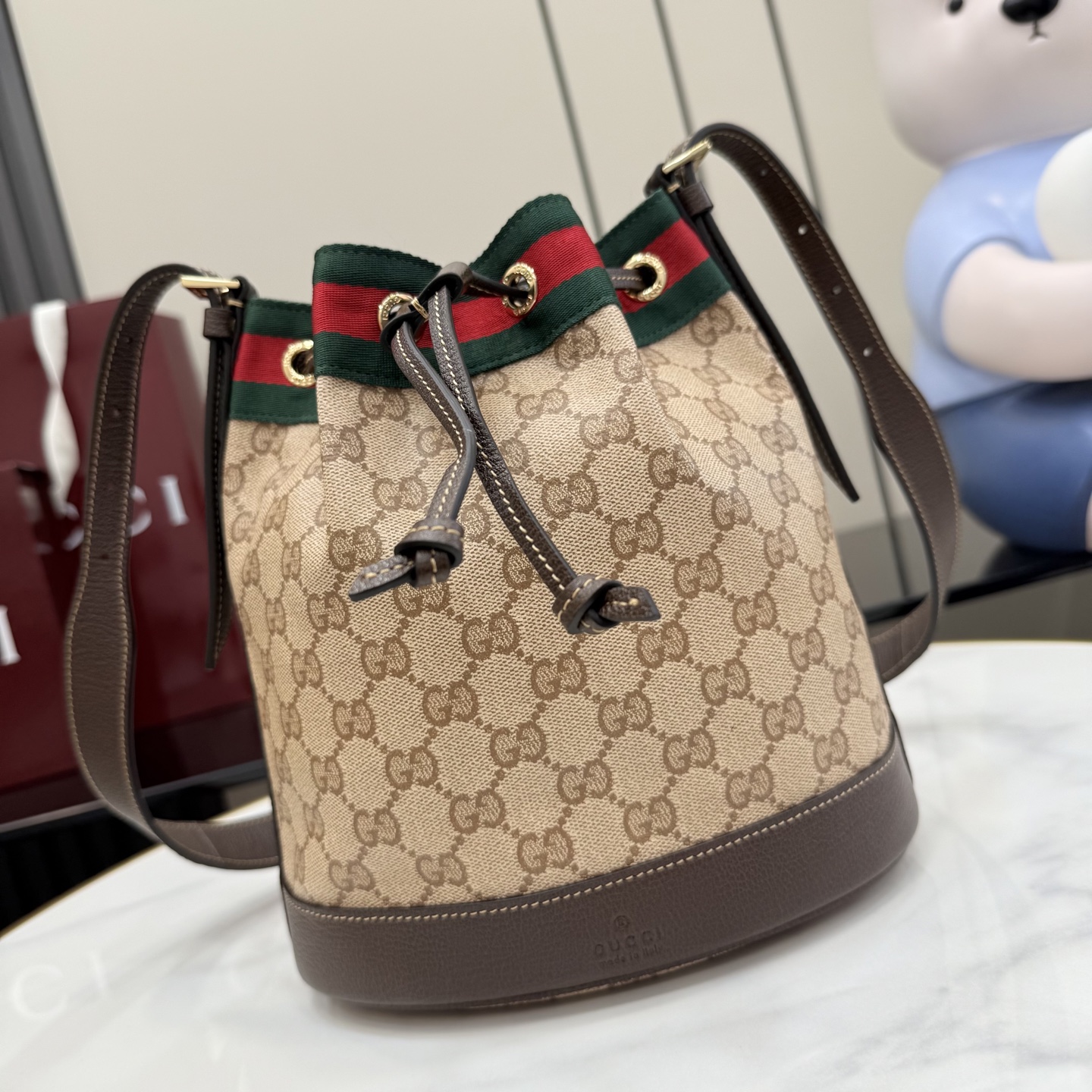 [Gucci] 구찌 Generation GG 코팅 캔버스 버킷백 가방