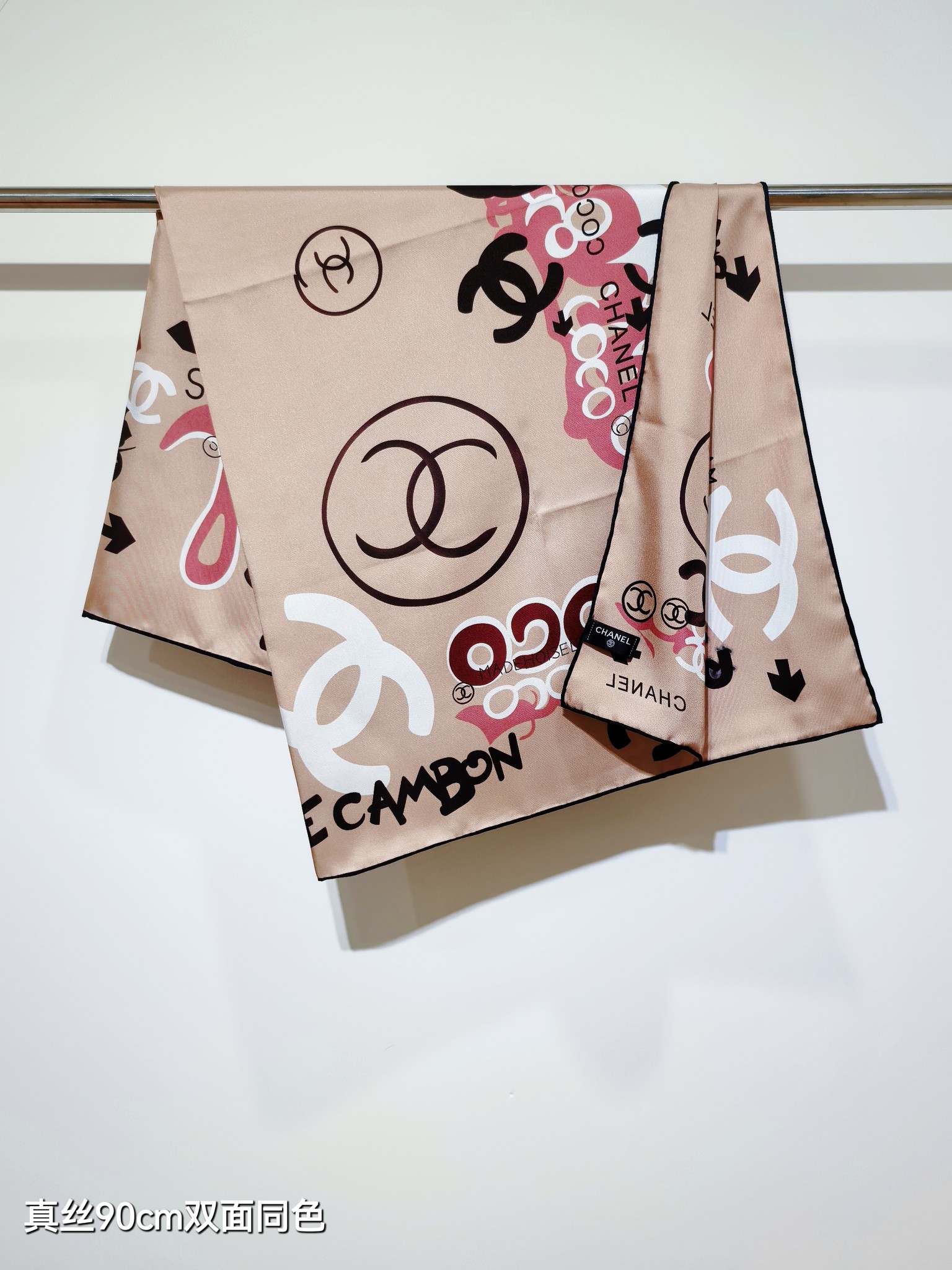 샤넬(CHANEL) 그래피티 로고 실크 목도리 스카프