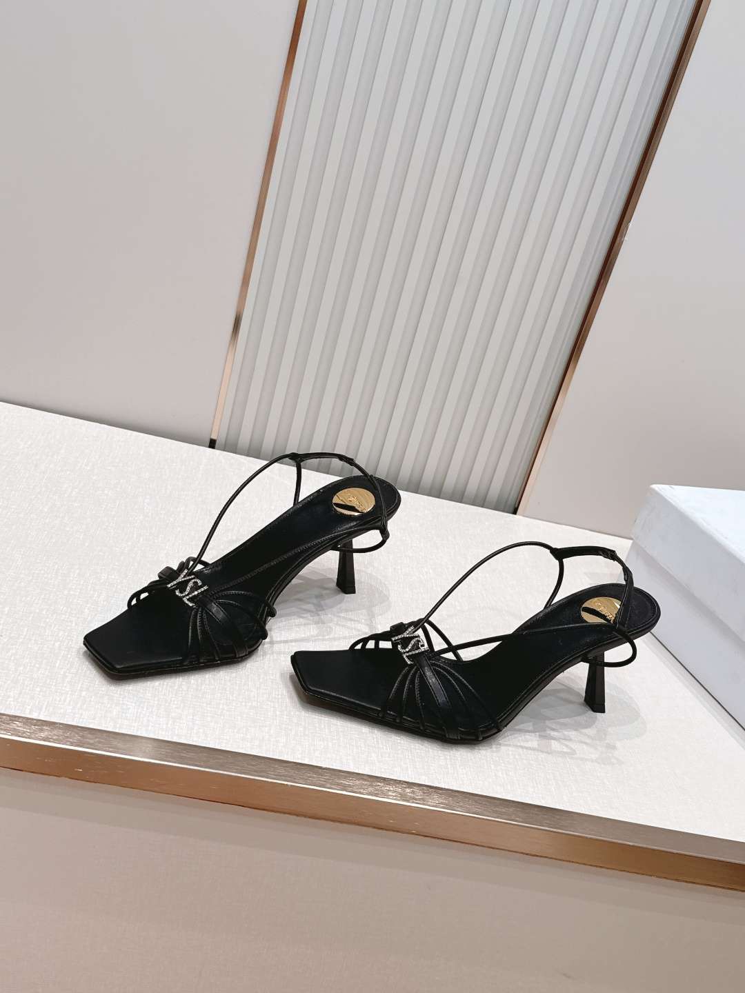 생로랑(YSL) 스퀘어토 스트랩 샌들 신발
