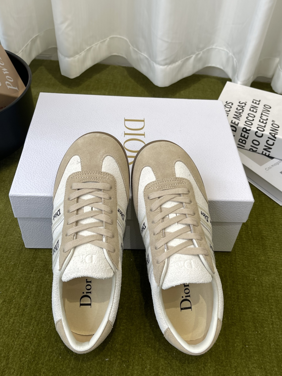 디올(DIOR) 리본 레터링 스웨이드 독일군 스니커즈 신발