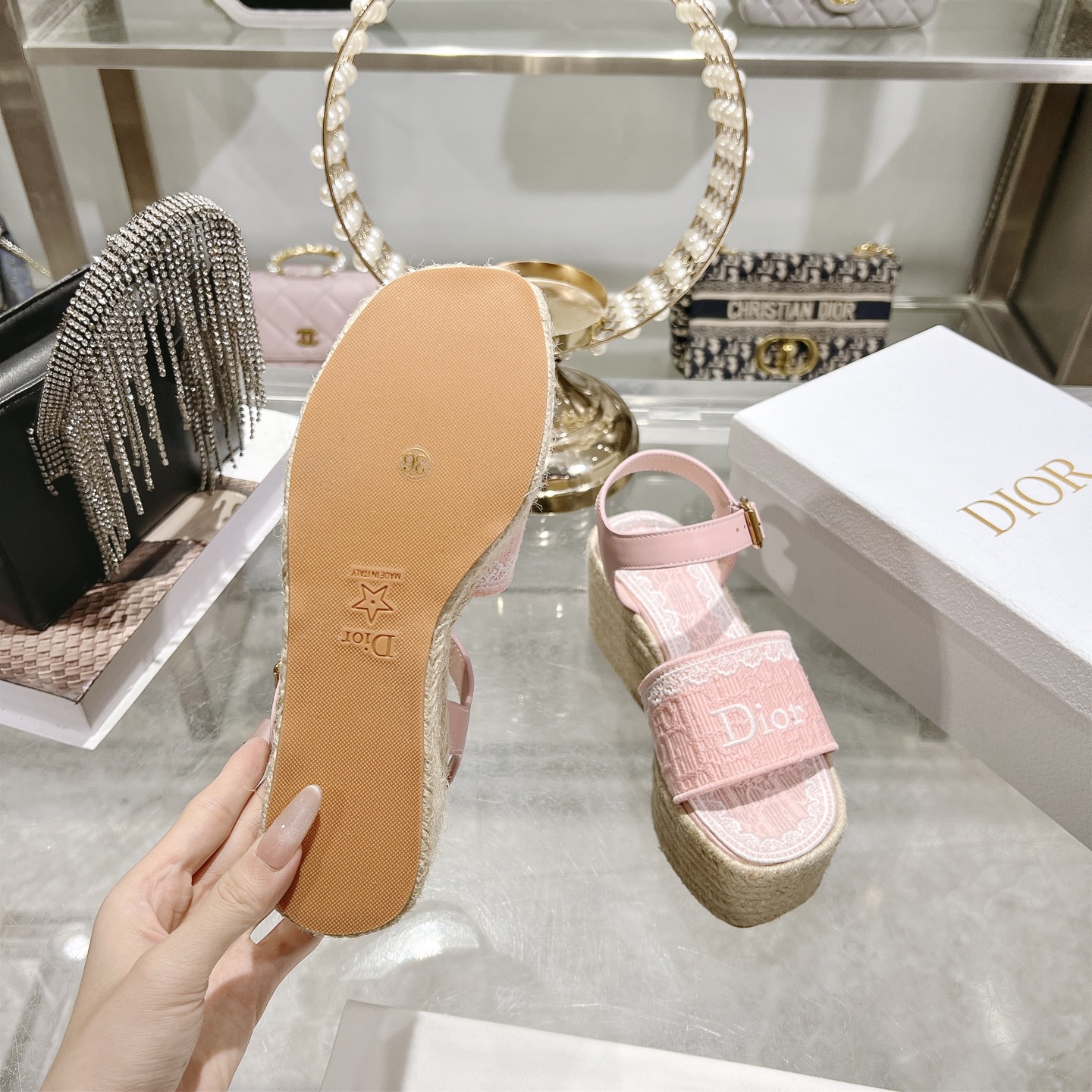 디올(DIOR) Dway 로고 자수 에스파드류 웨지 샌들 신발