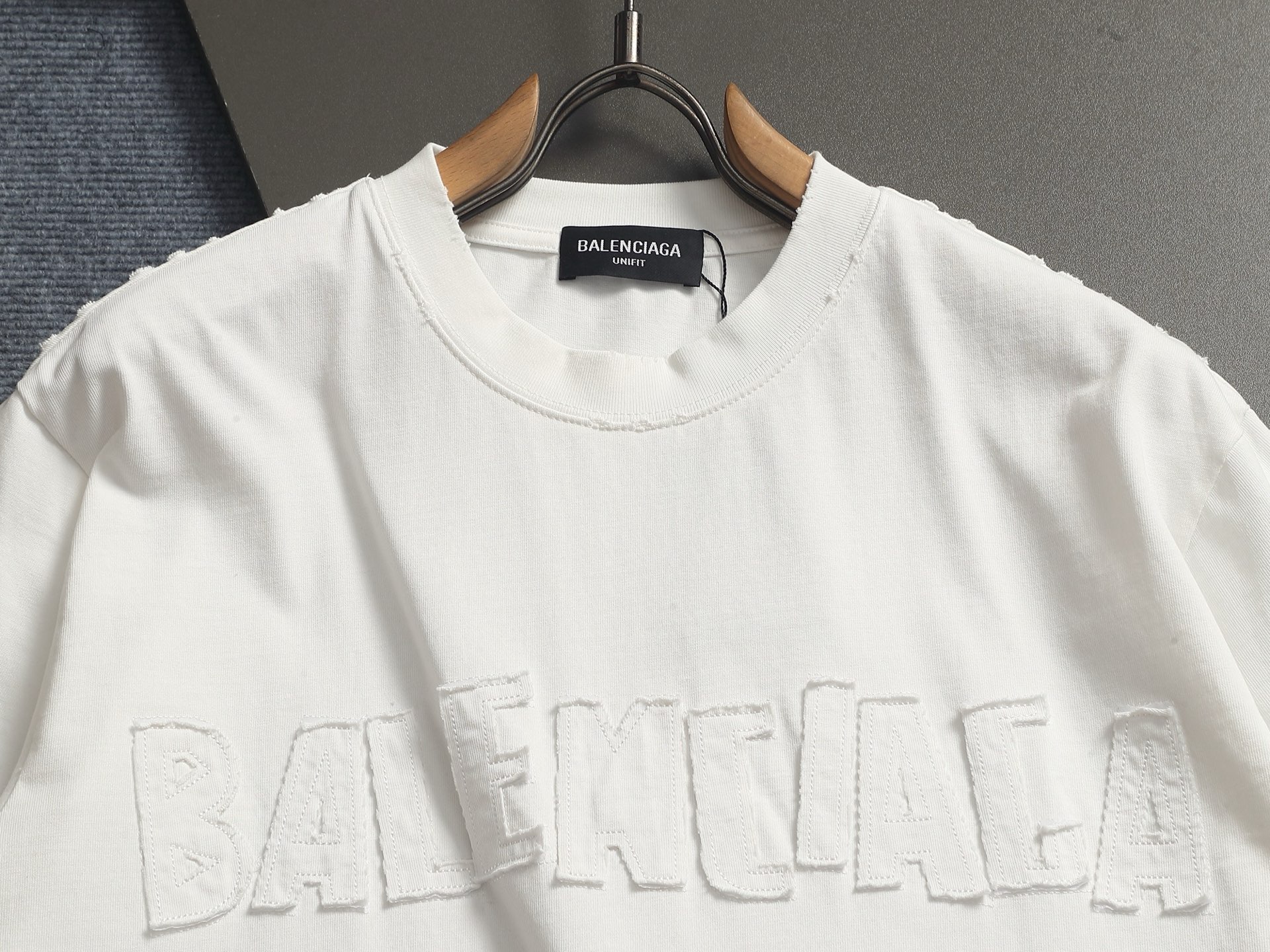발렌시아가(BALENCIAGA) 디스트로이드 반팔 티셔츠 상의 의류