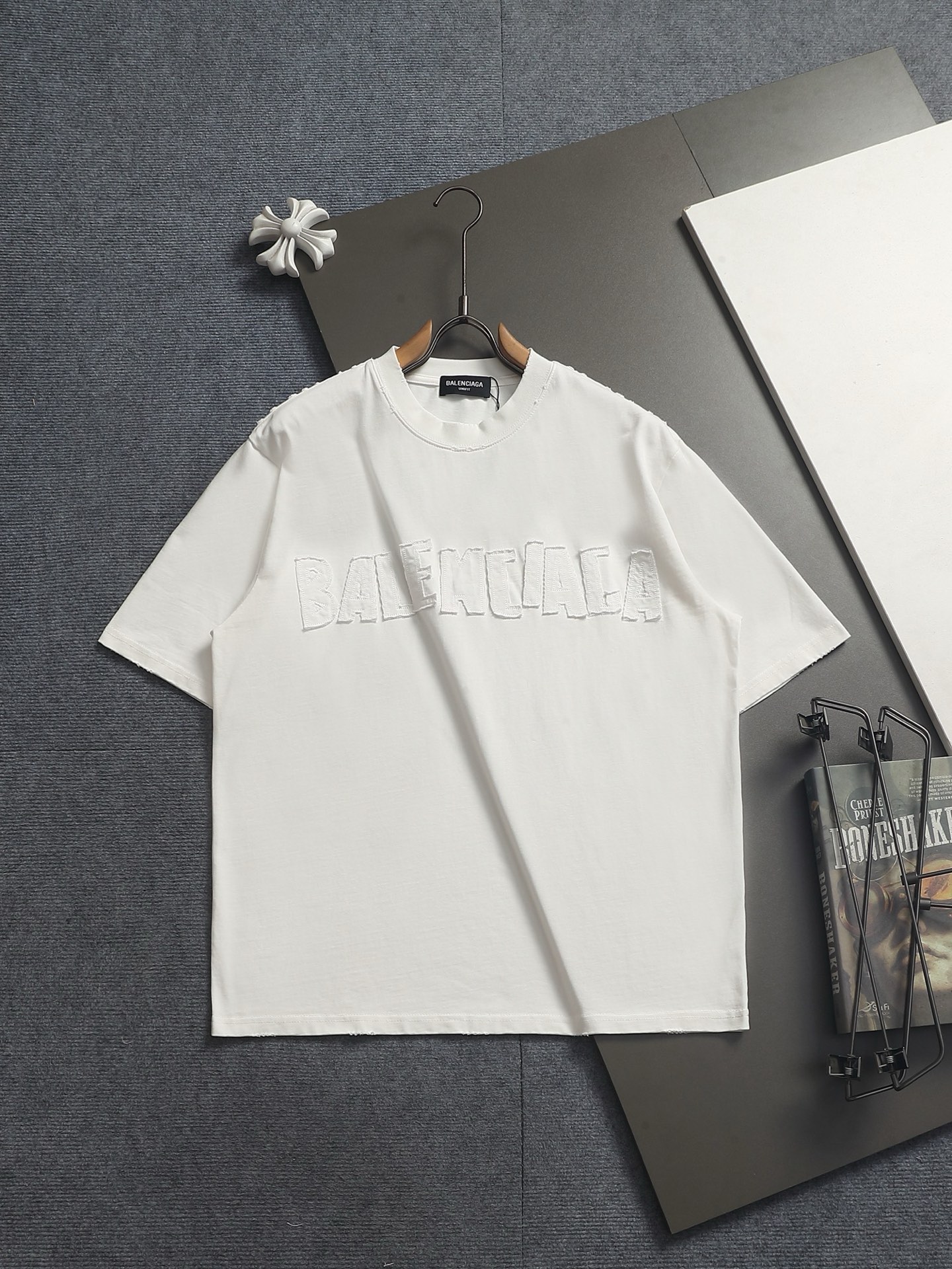 발렌시아가(BALENCIAGA) 디스트로이드 반팔 티셔츠 상의 의류