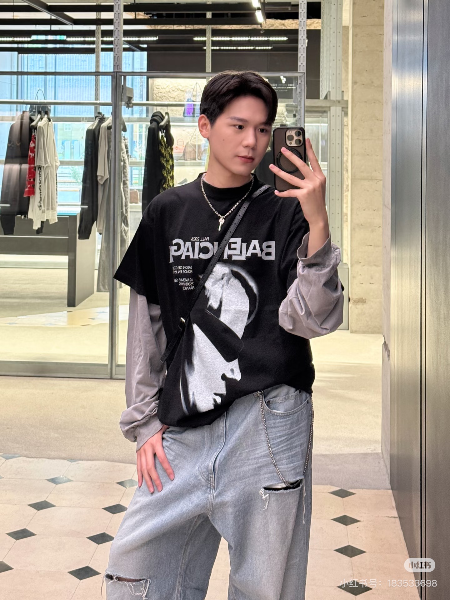 발렌시아가(BALENCIAGA) 다크 시리즈 인물 프린트 반팔 티셔츠 의류